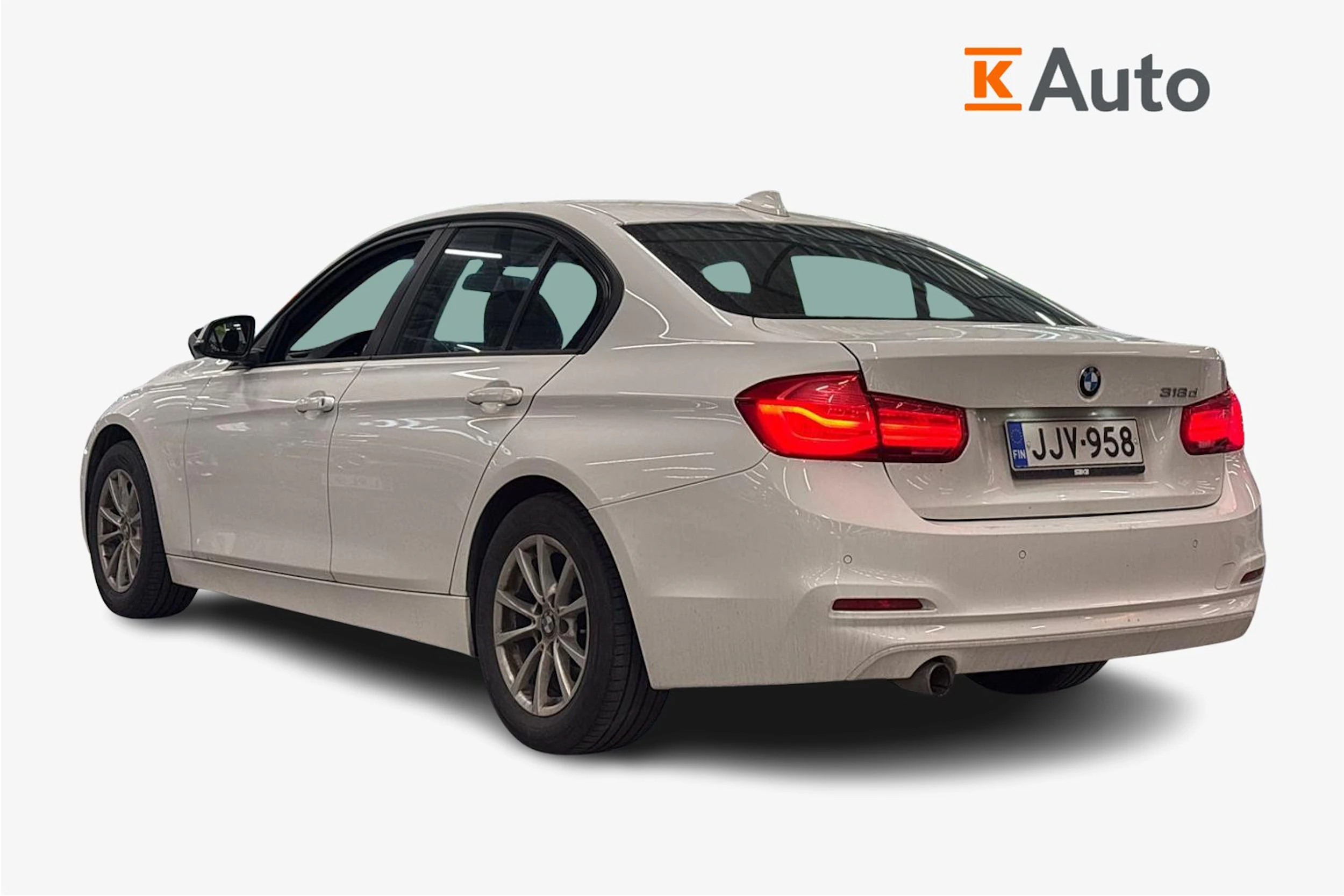 valkoinen BMW 318 2017 kuva 2.