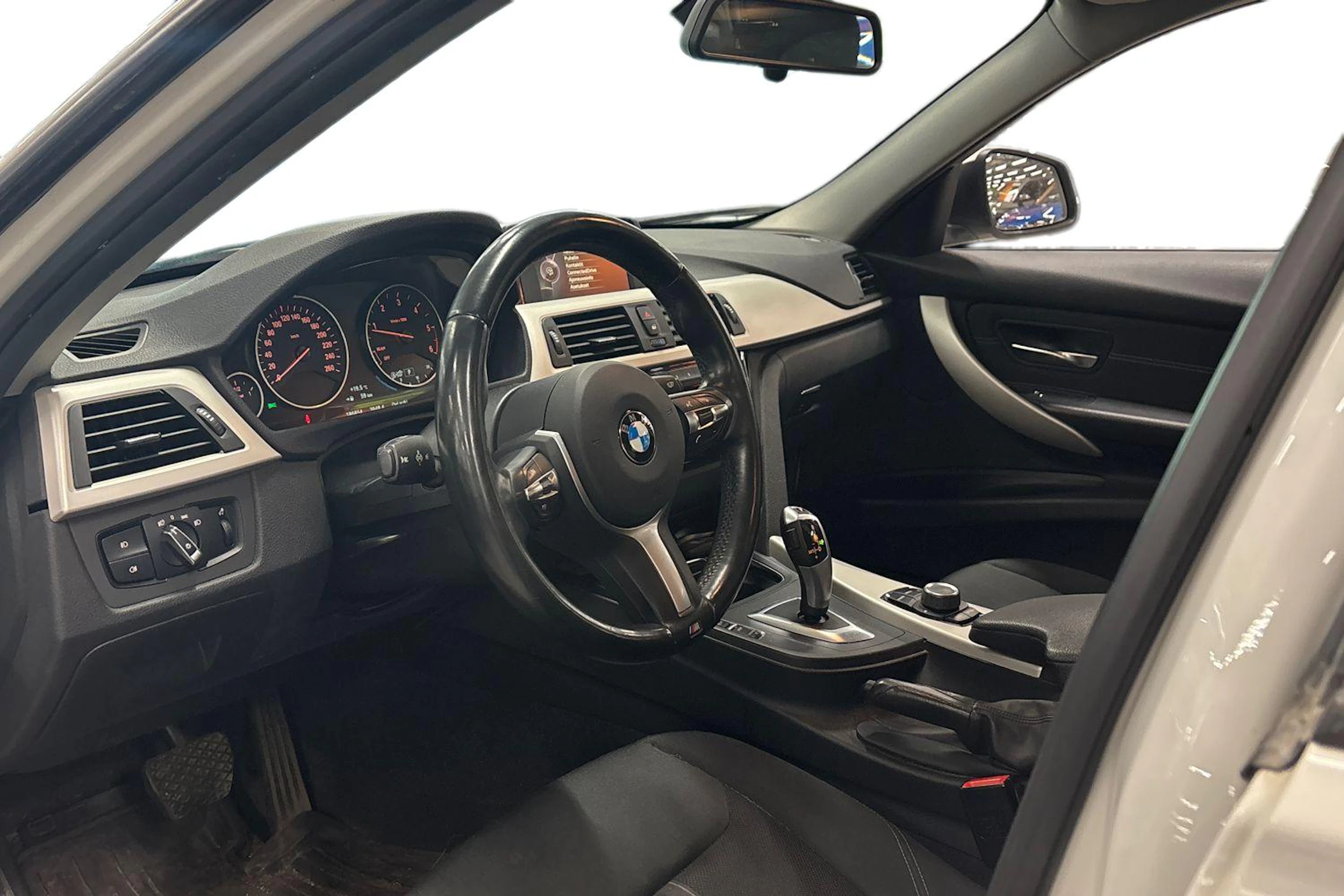 valkoinen BMW 318 2017 kuva 3.