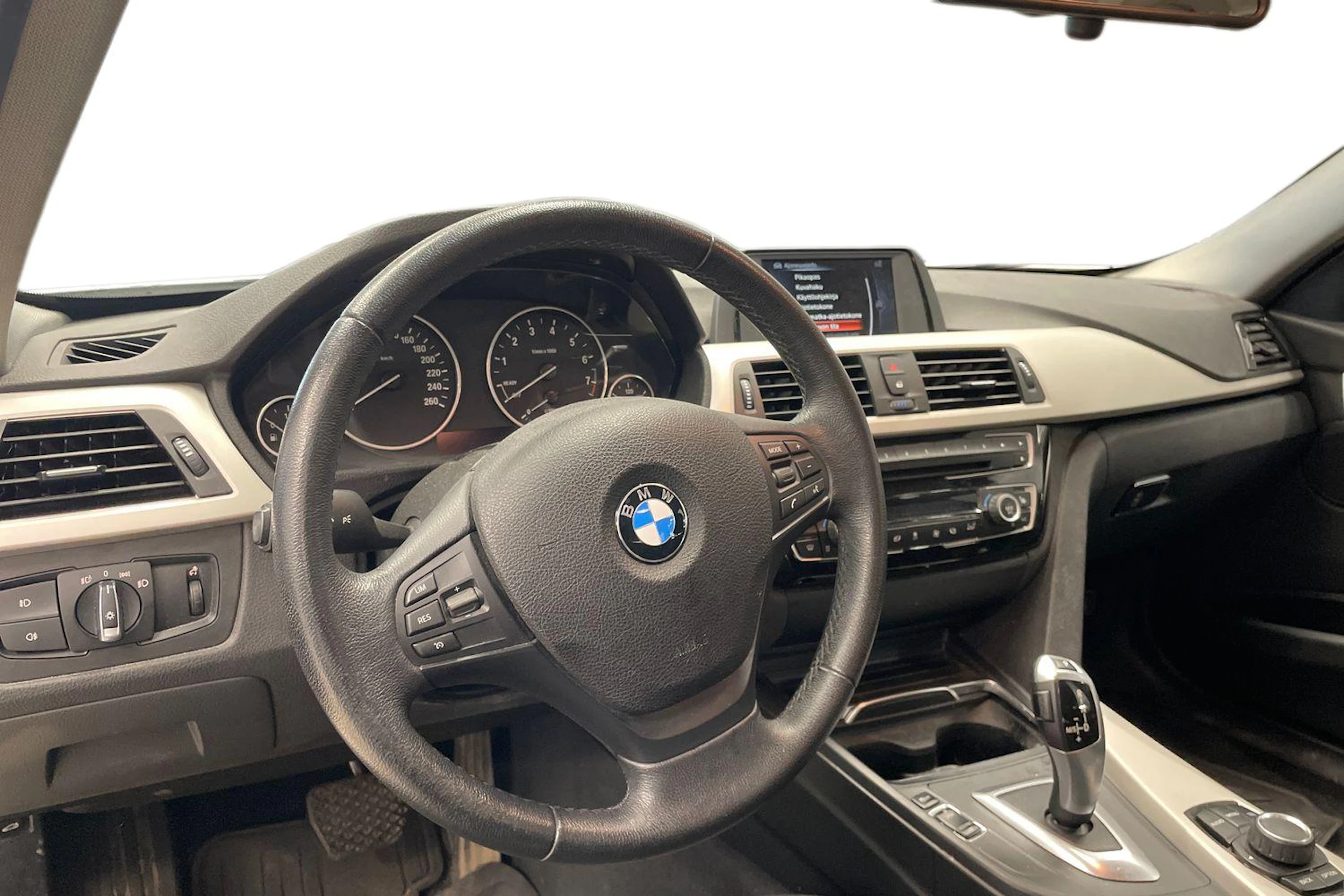 valkoinen BMW 318 2017 kuva 3.