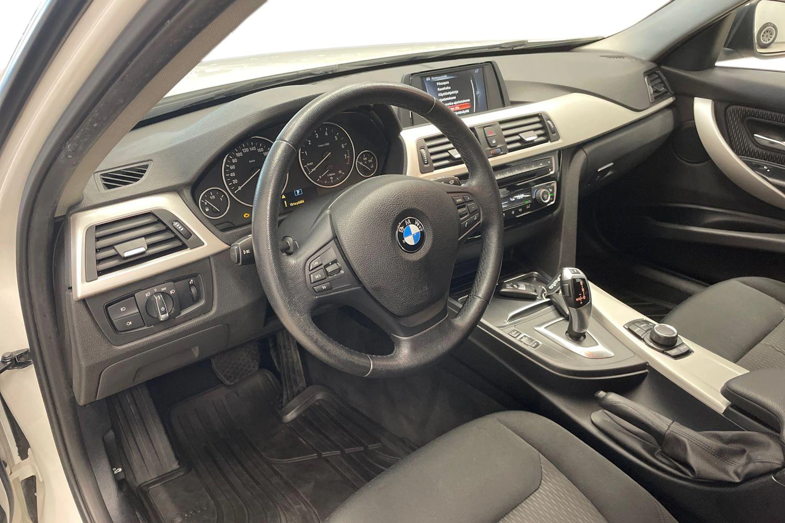 valkoinen BMW 318 2017 kuva 6.
