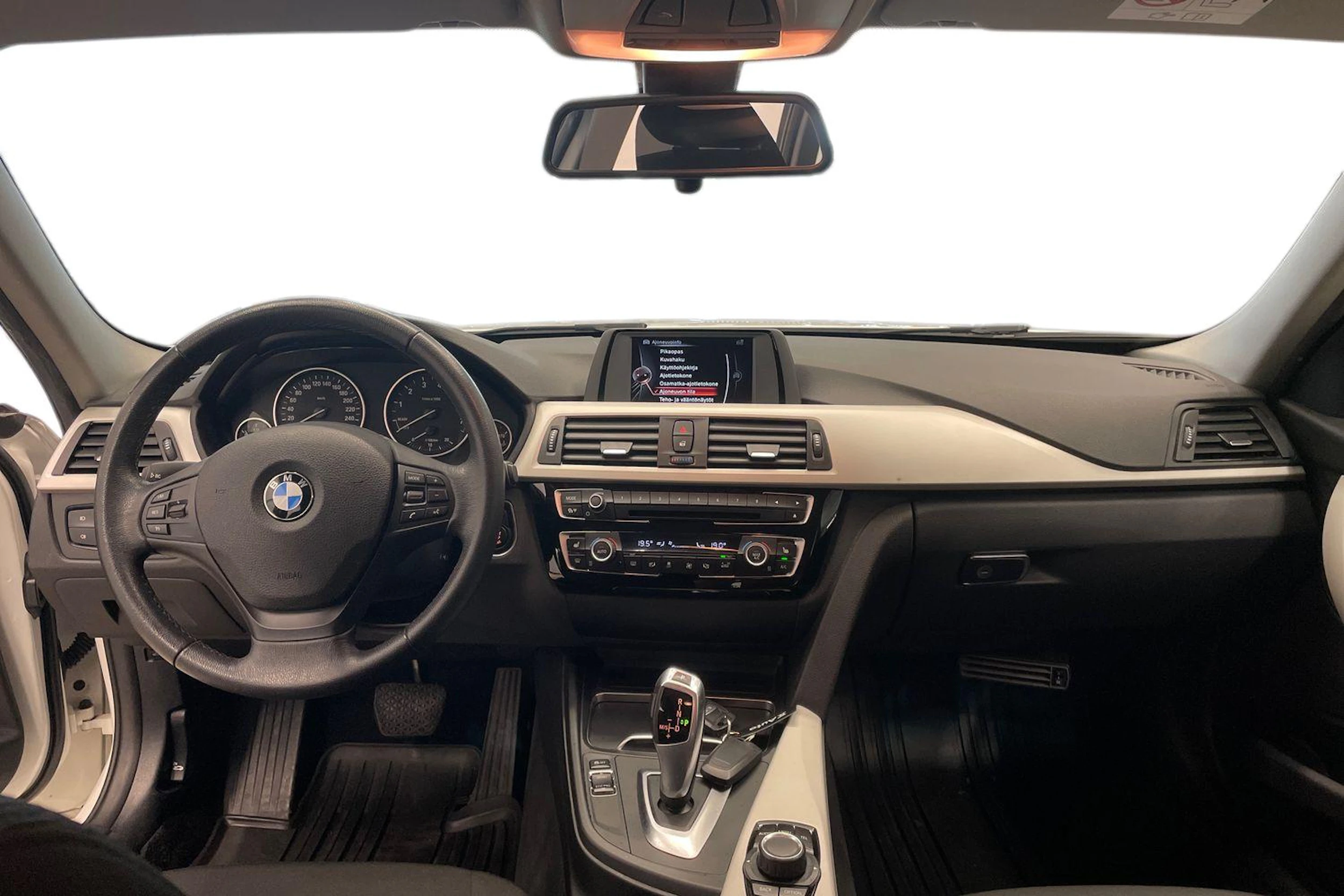 valkoinen BMW 318 2017 kuva 7.