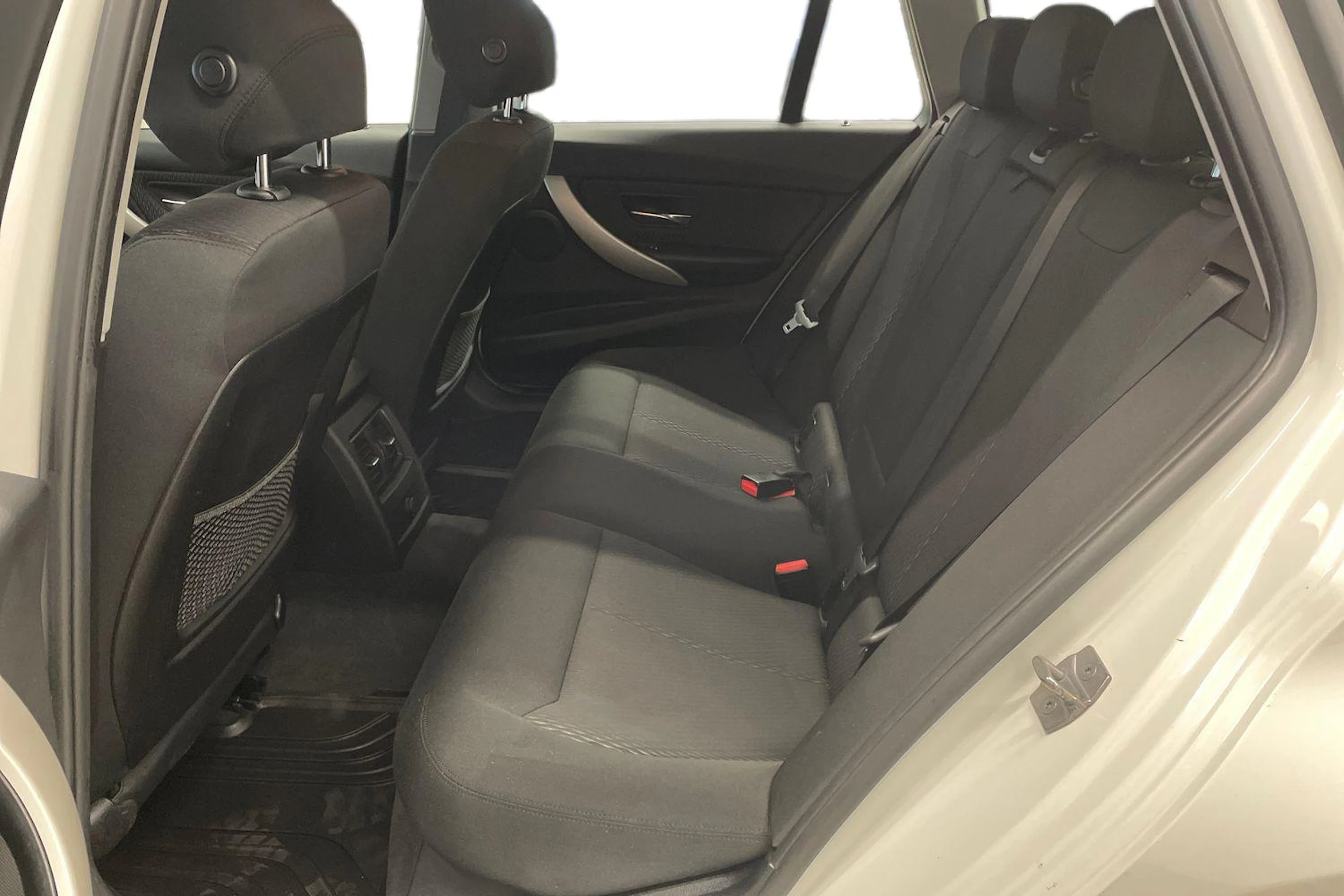 valkoinen BMW 318 2017 kuva 8.