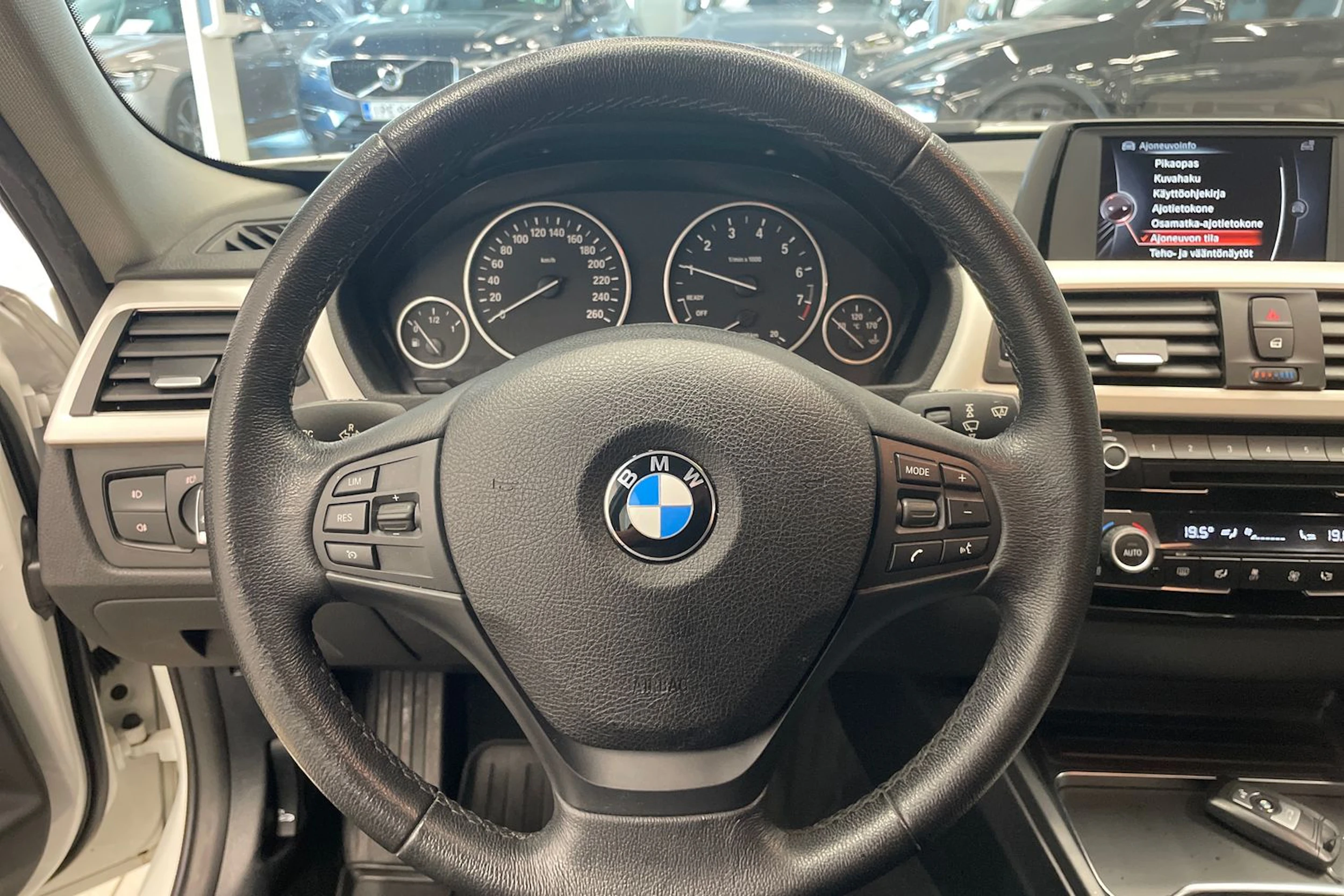 valkoinen BMW 318 2017 kuva 11.