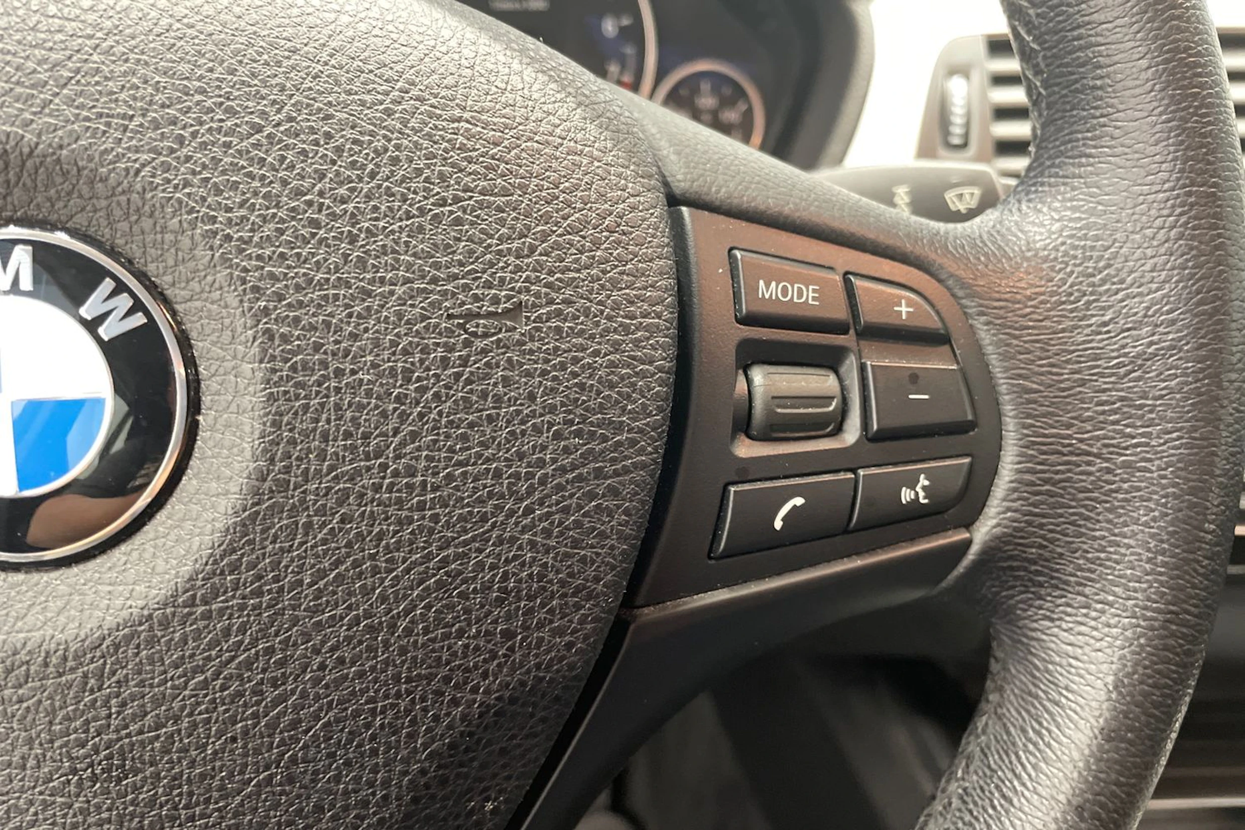 valkoinen BMW 318 2017 kuva 12.