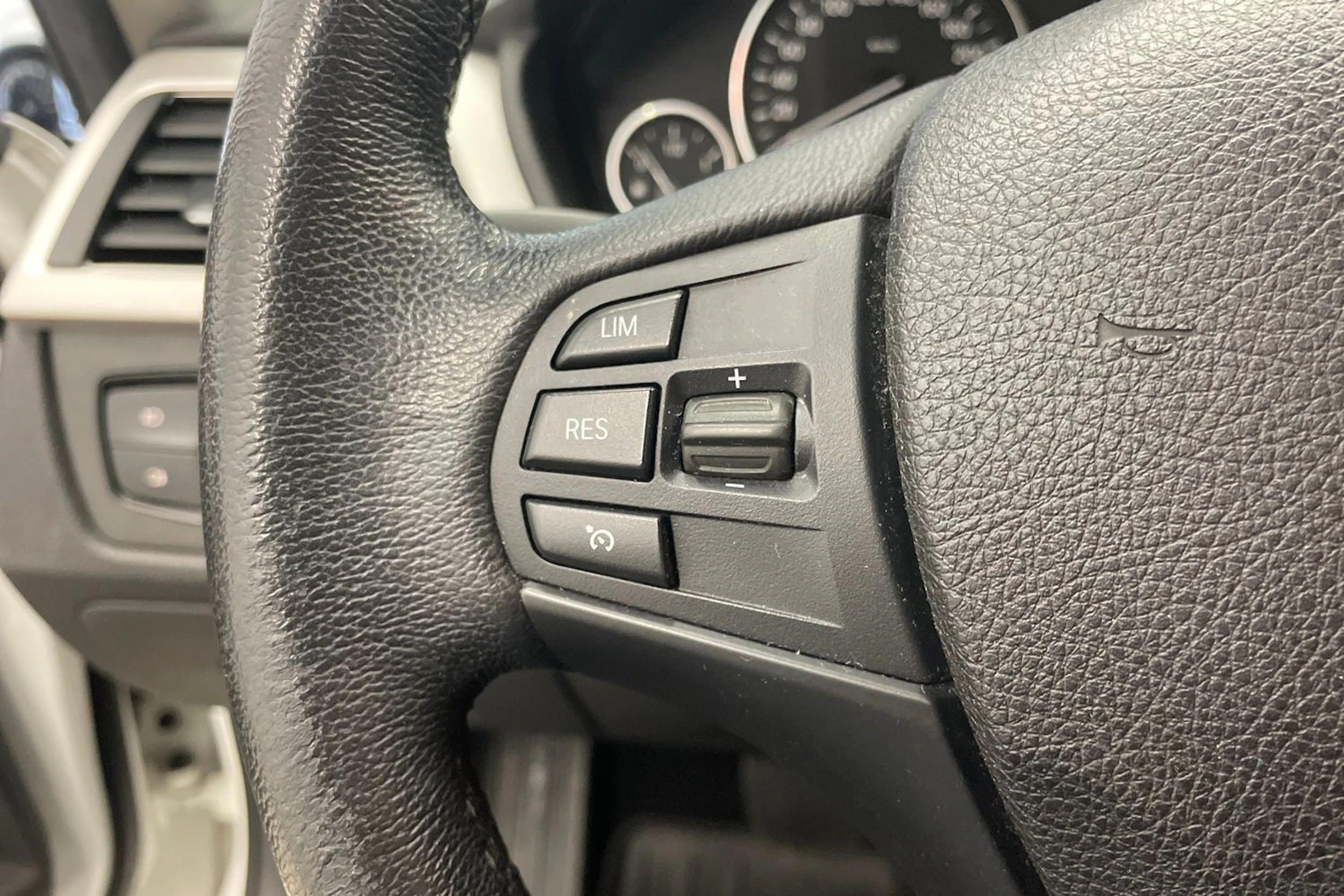 valkoinen BMW 318 2017 kuva 13.