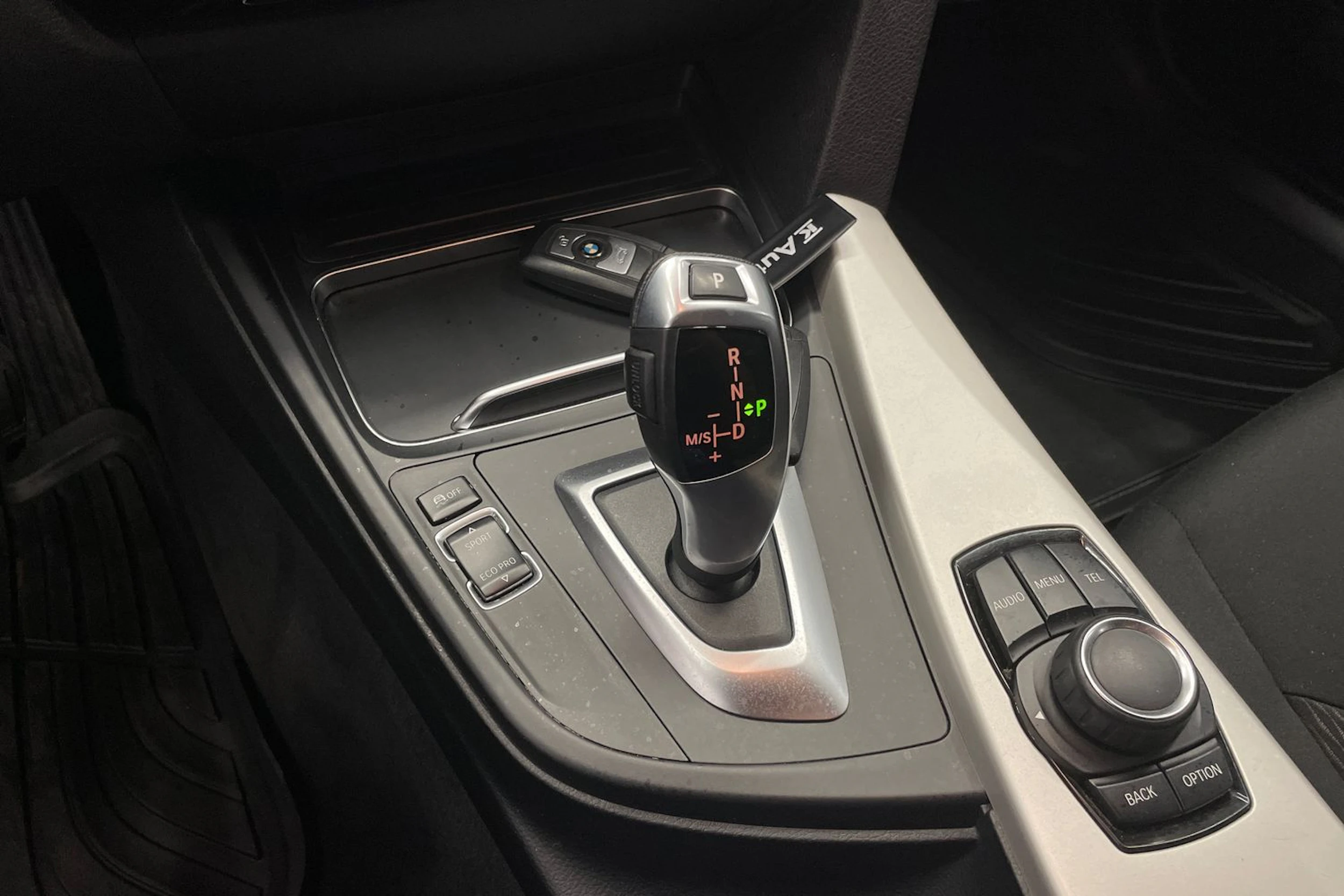valkoinen BMW 318 2017 kuva 14.