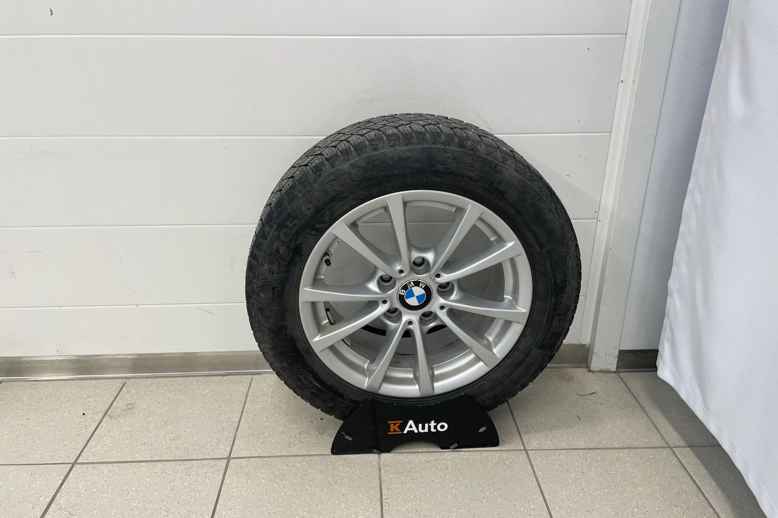 valkoinen BMW 318 2017 kuva 19.
