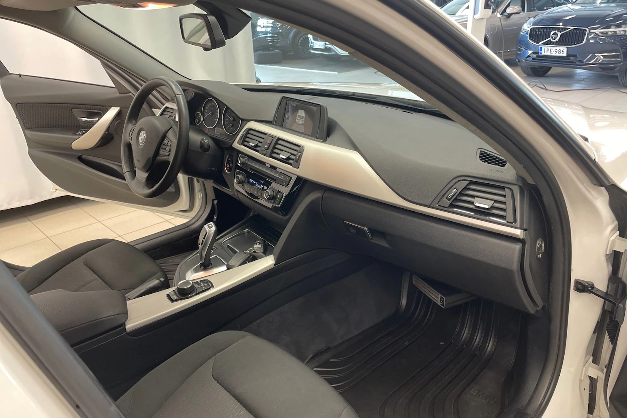 valkoinen BMW 318 2017 kuva 21.
