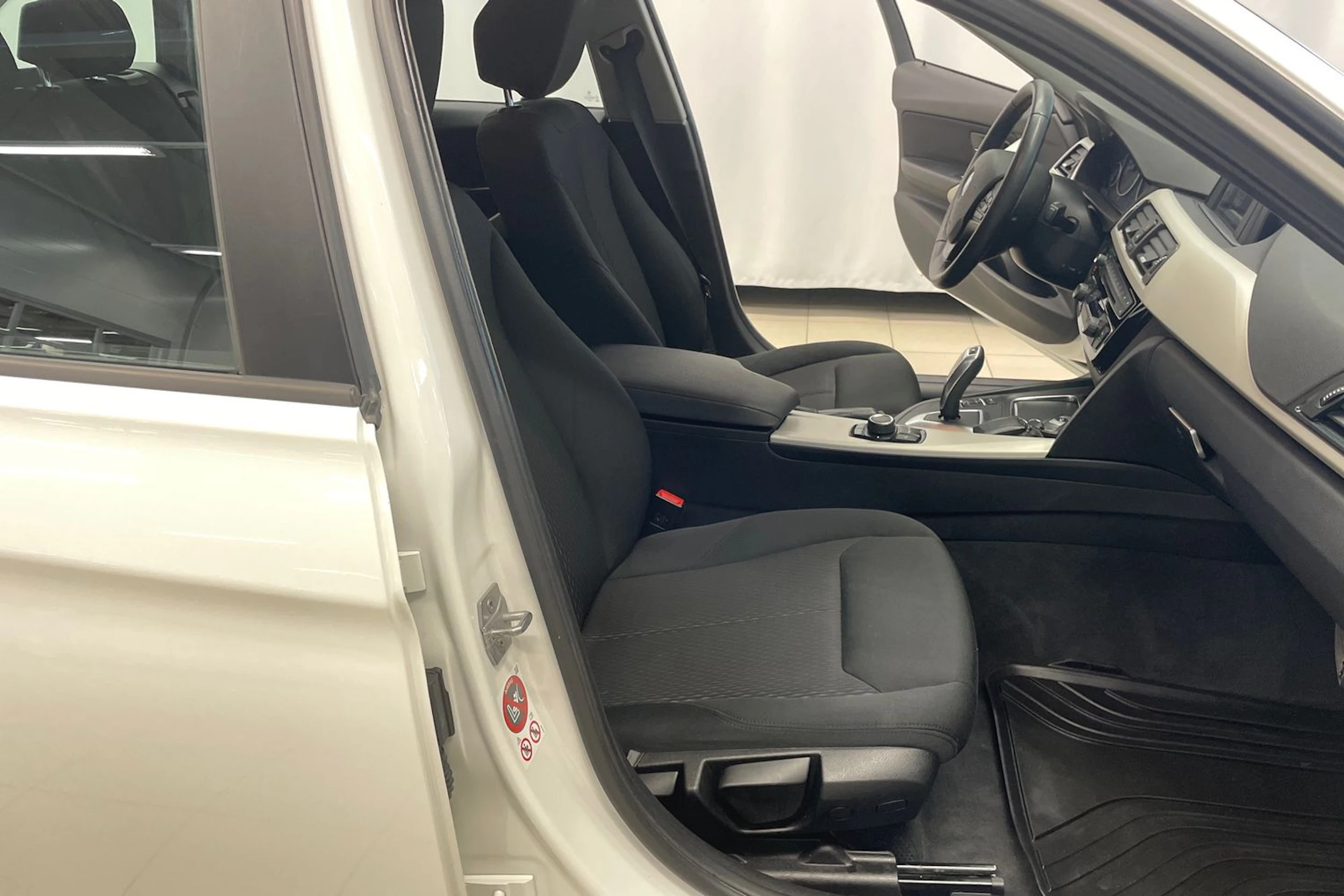 valkoinen BMW 318 2017 kuva 22.