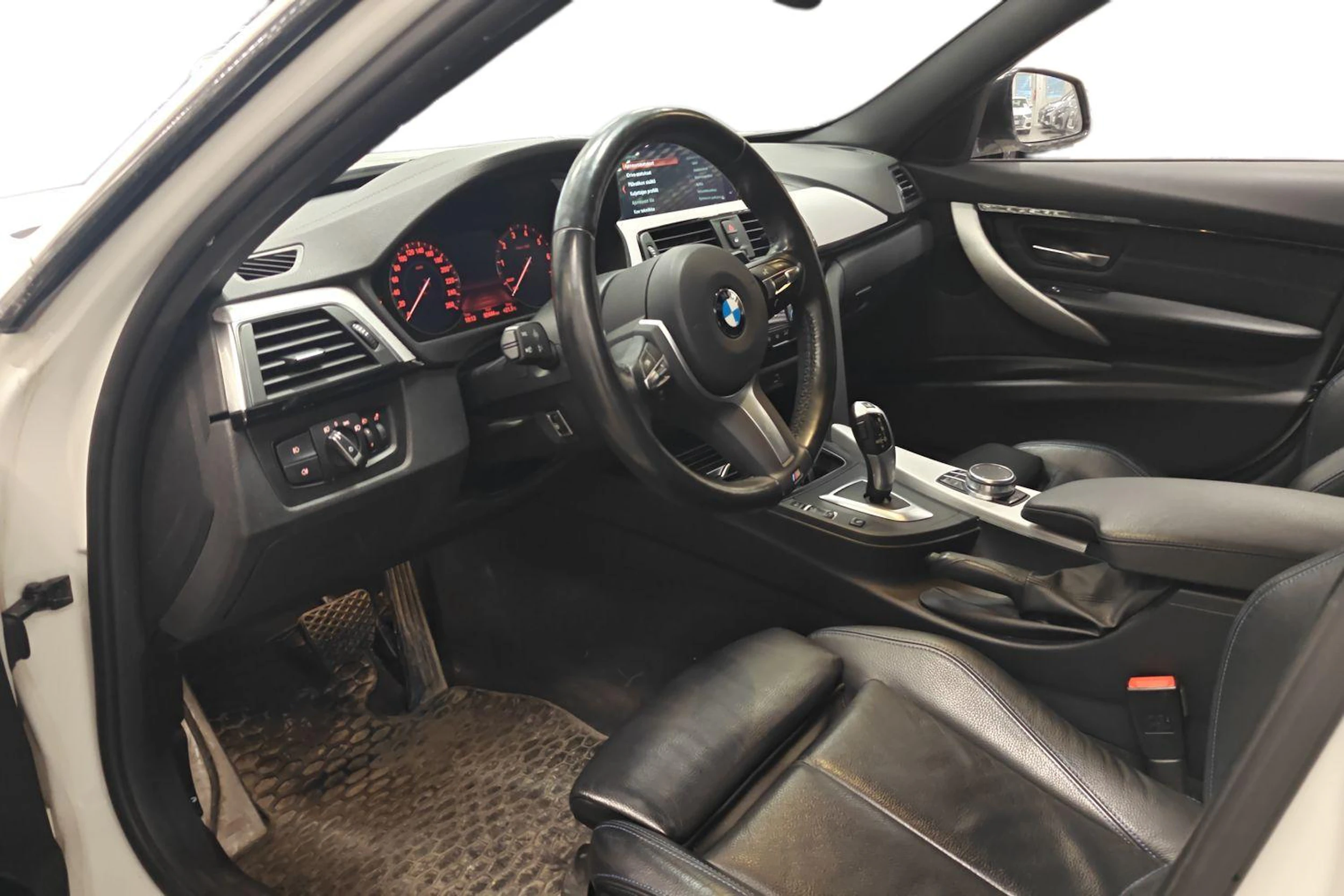 valkoinen BMW 318 2019 kuva 3.