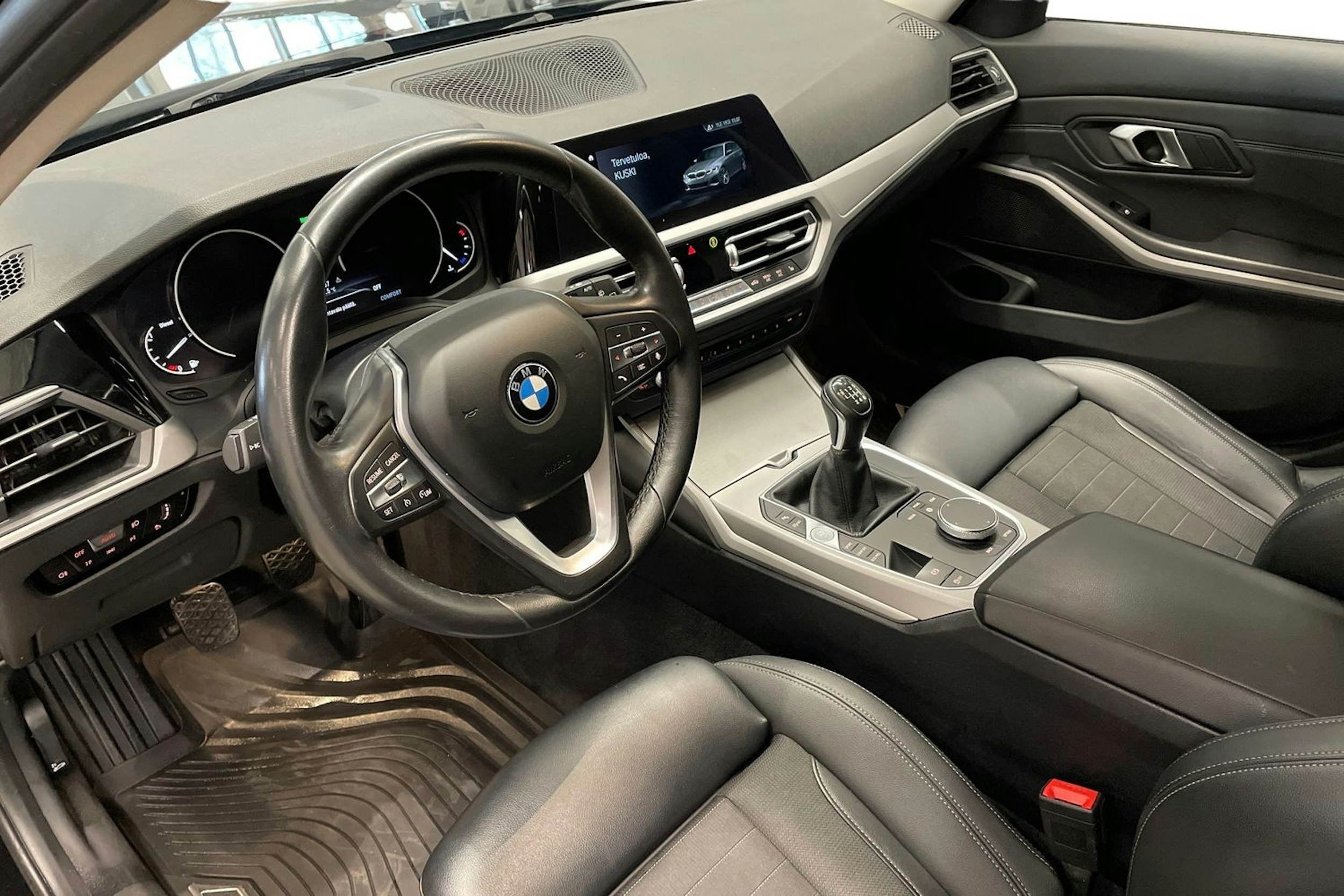 musta BMW 318 2020 kuva 7.