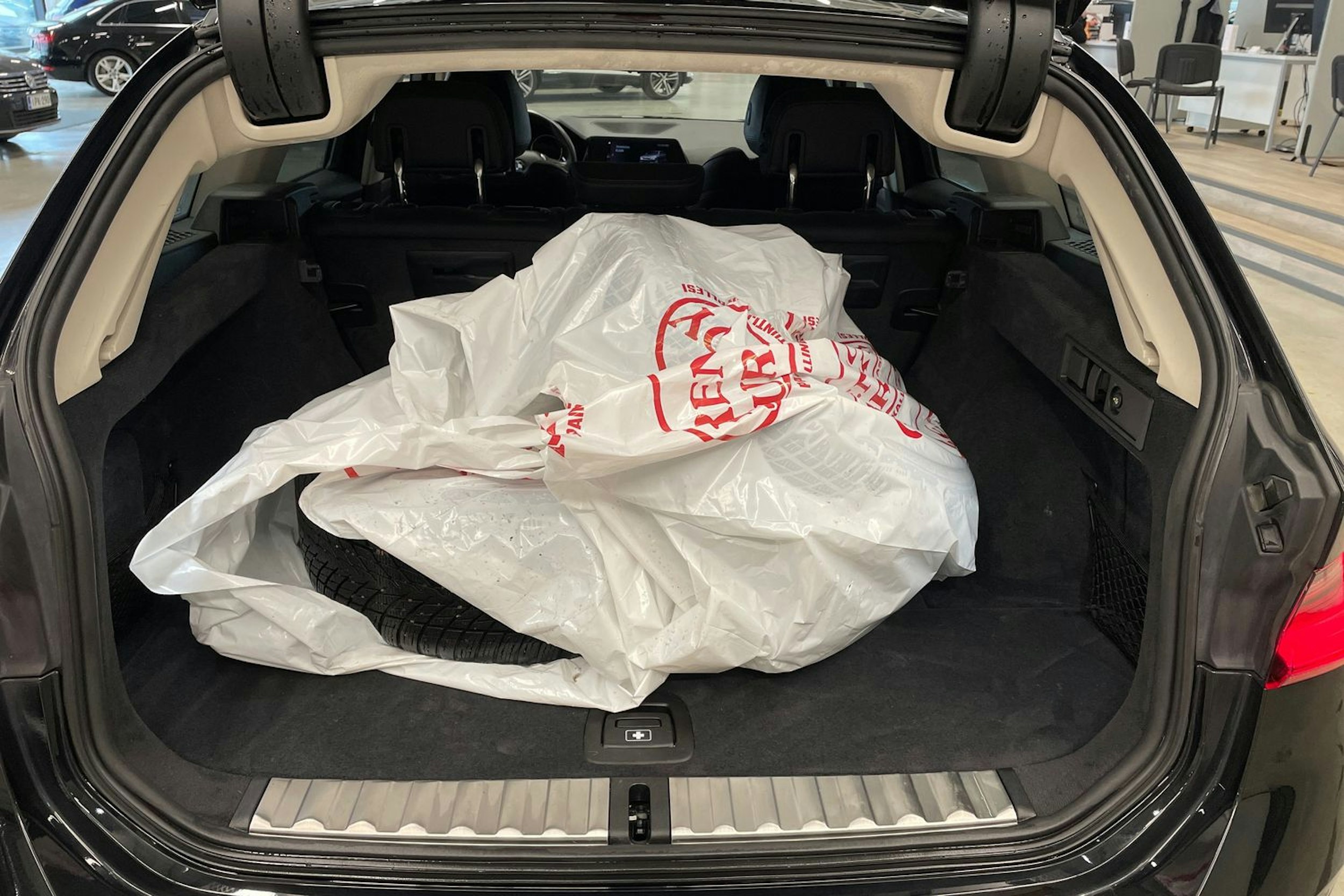 musta BMW 318 2020 kuva 14.
