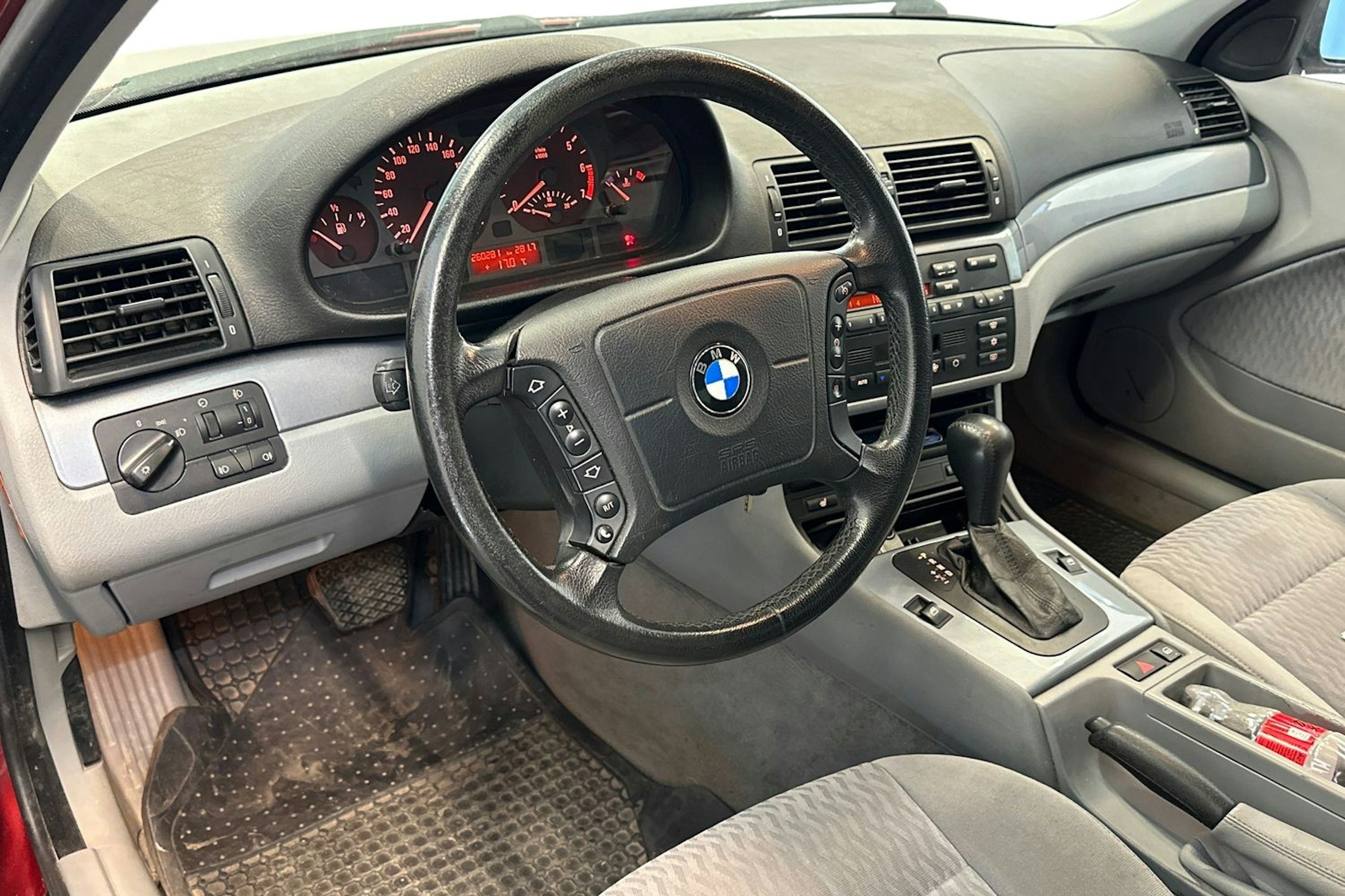 Punainen BMW 320 1998 kuva 7.