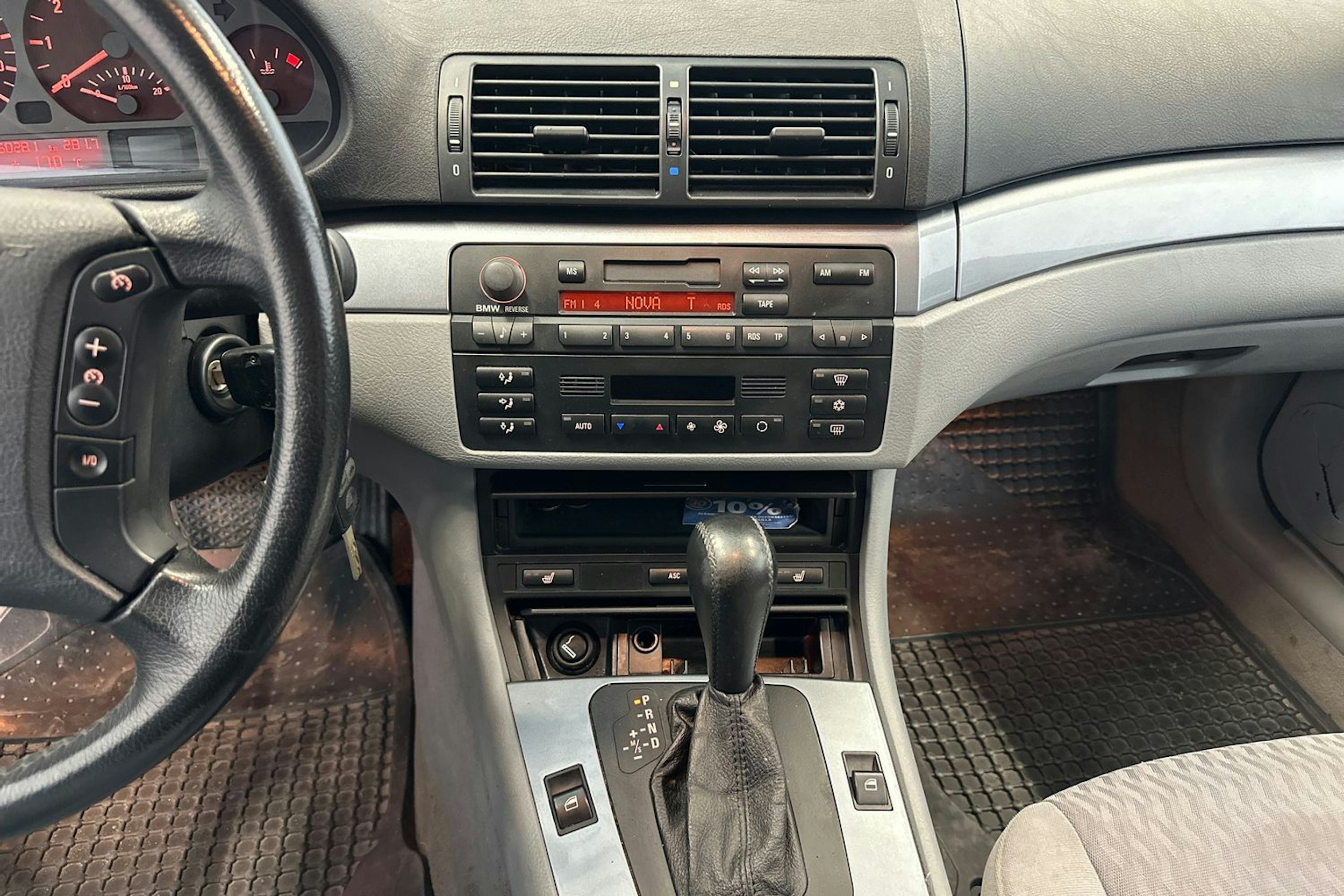 Punainen BMW 320 1998 kuva 9.