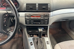 Punainen BMW 320 1998 kuva 9.