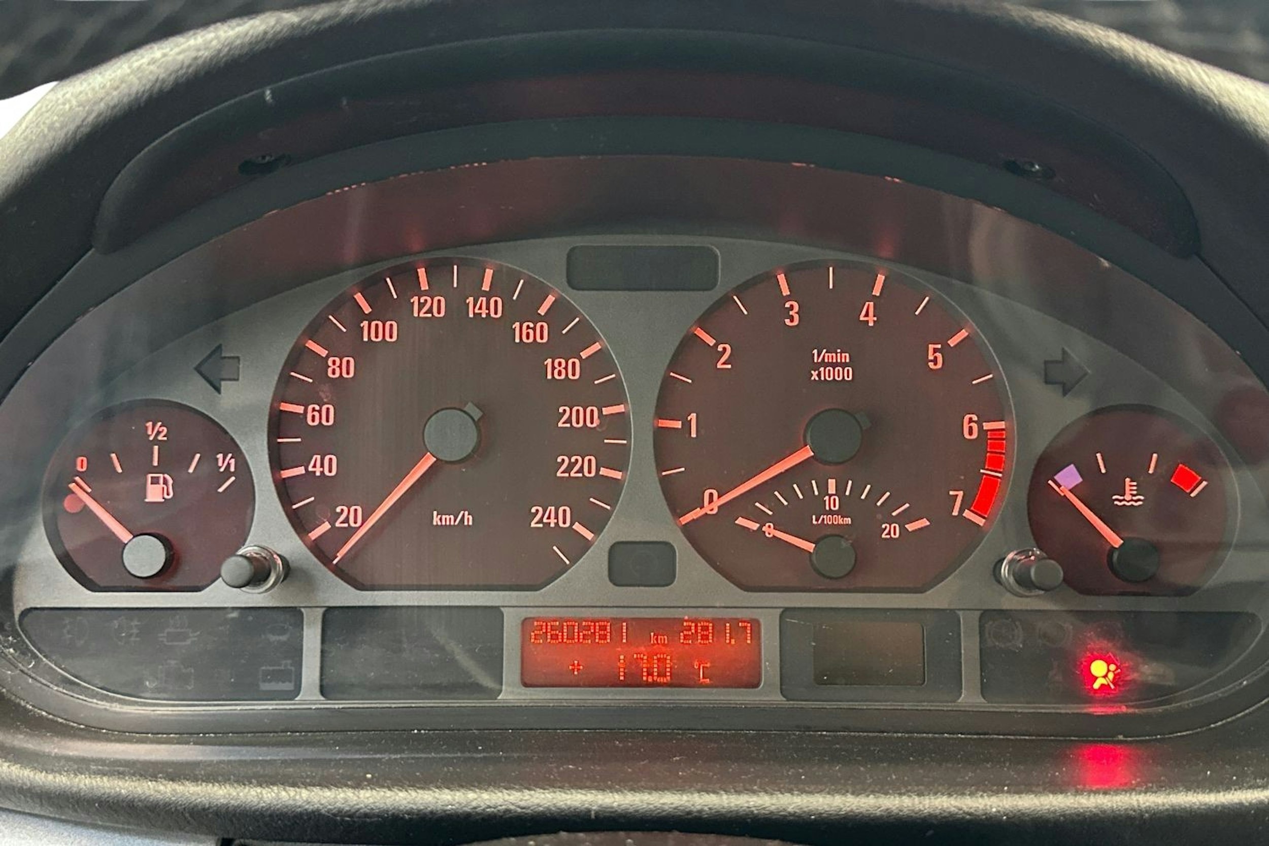 Punainen BMW 320 1998 kuva 10.