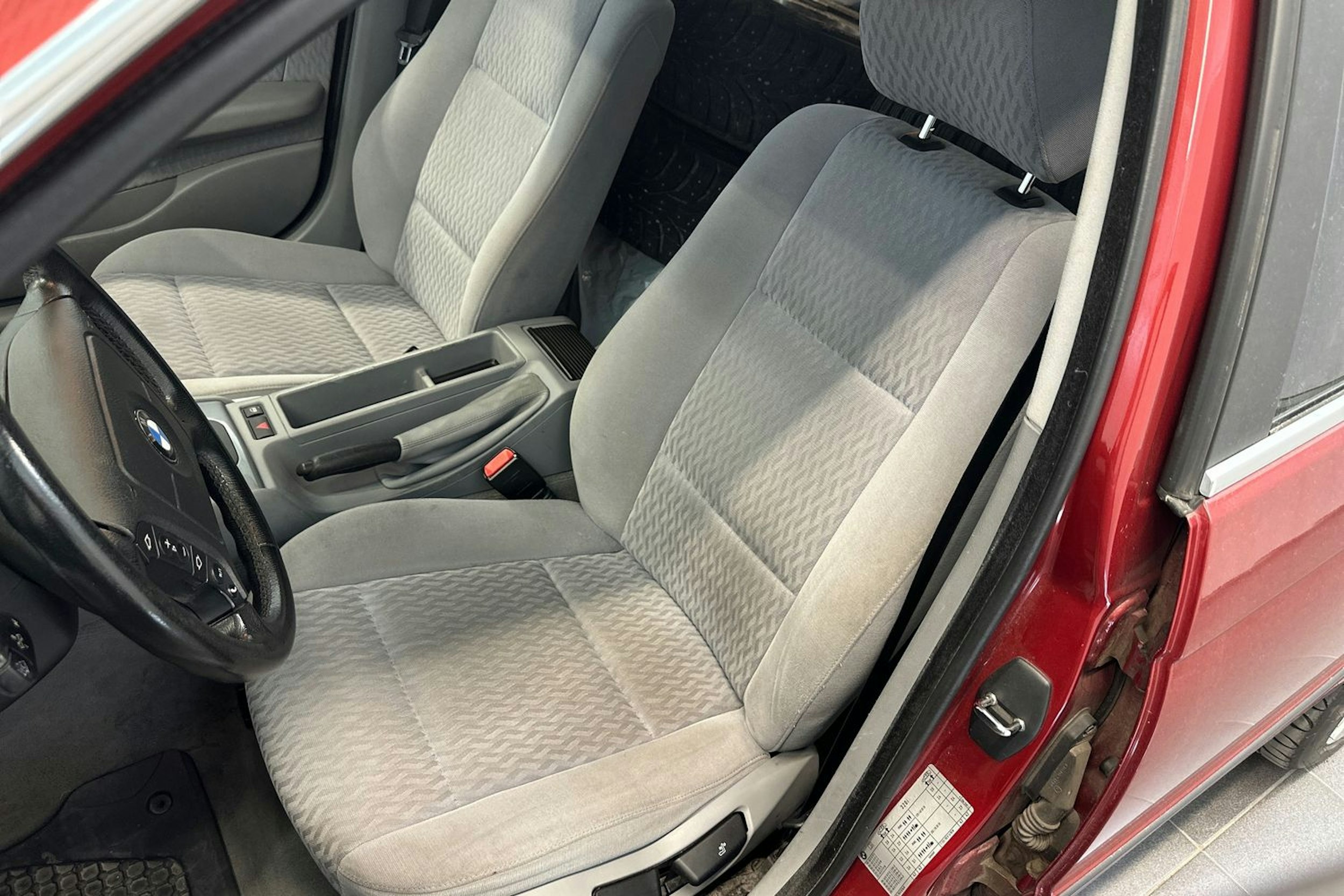 Punainen BMW 320 1998 kuva 15.