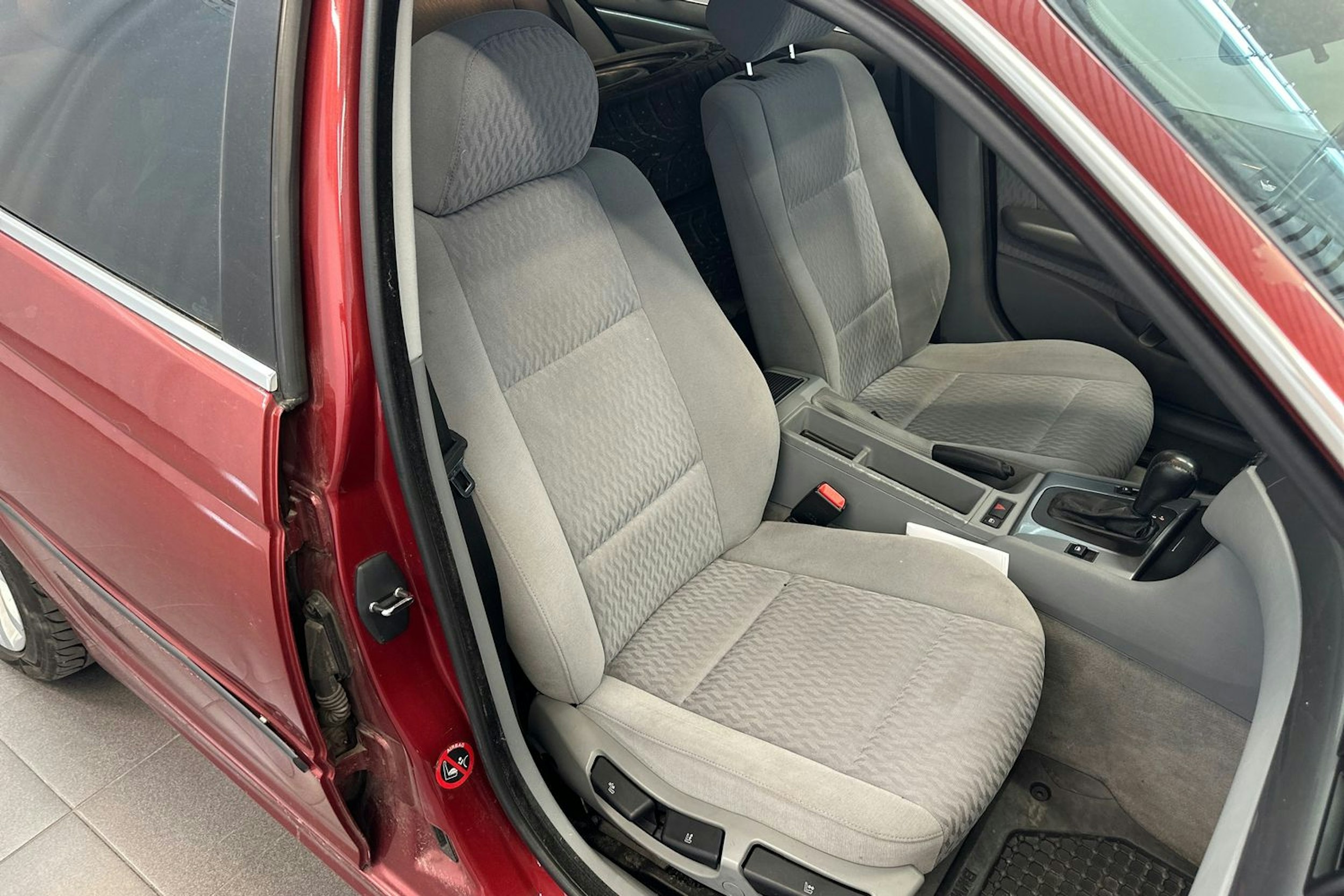Punainen BMW 320 1998 kuva 16.