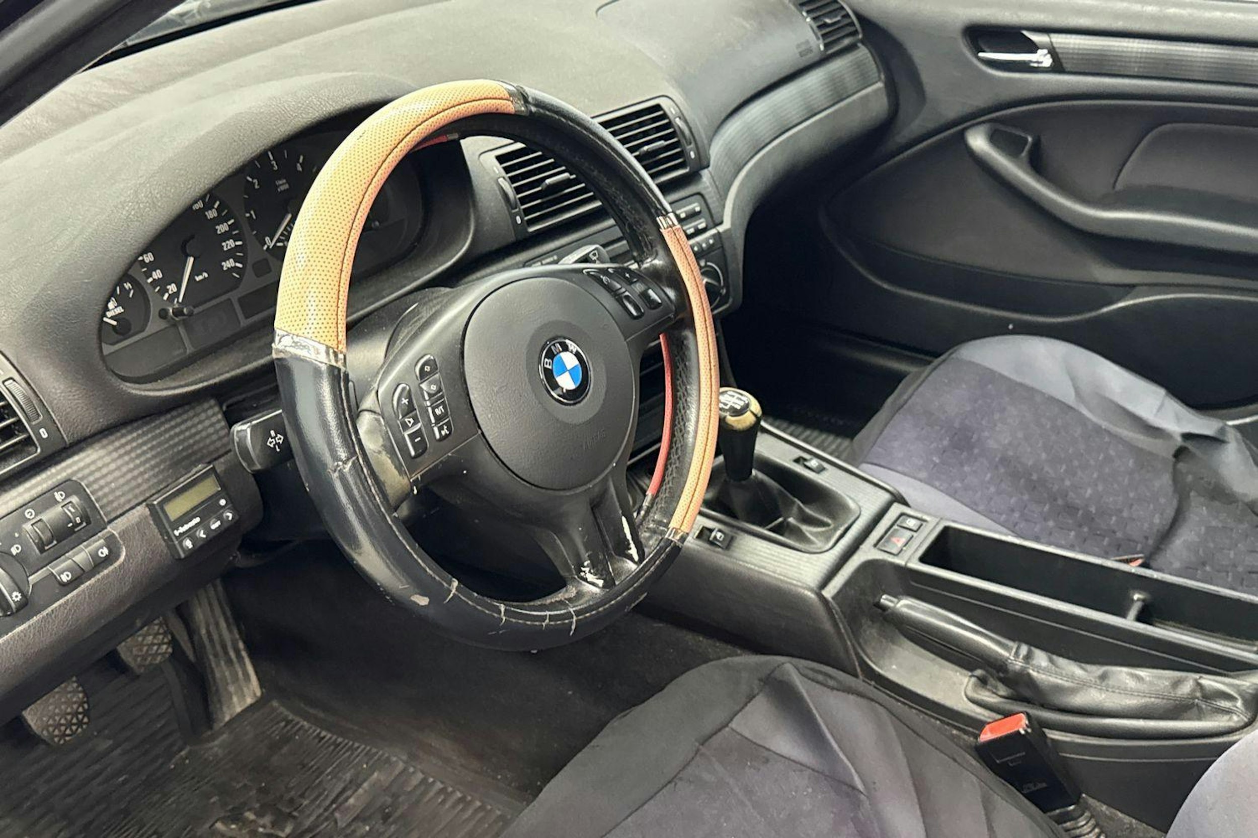 musta BMW 320 2004 kuva 7.