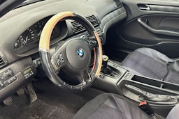 musta BMW 320 2004 kuva 7.