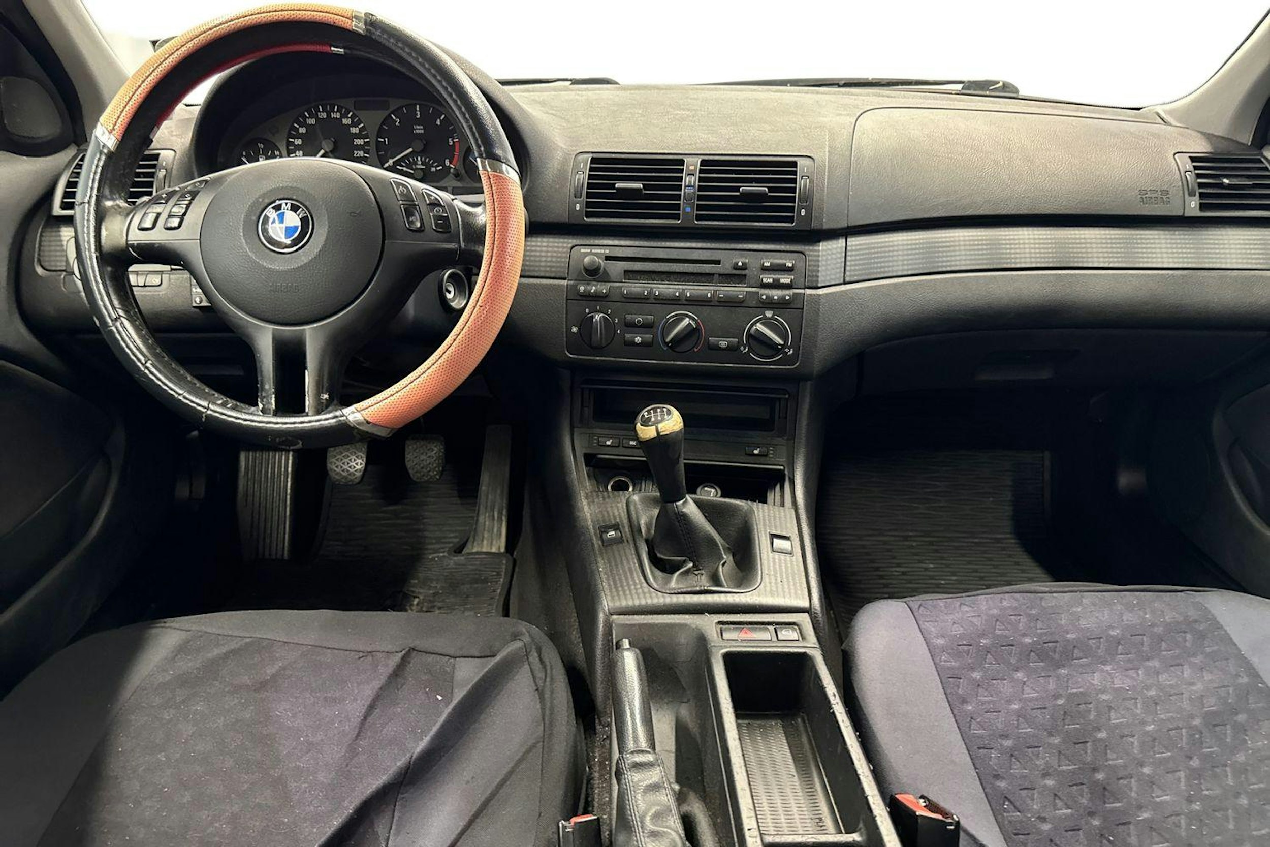 musta BMW 320 2004 kuva 9.
