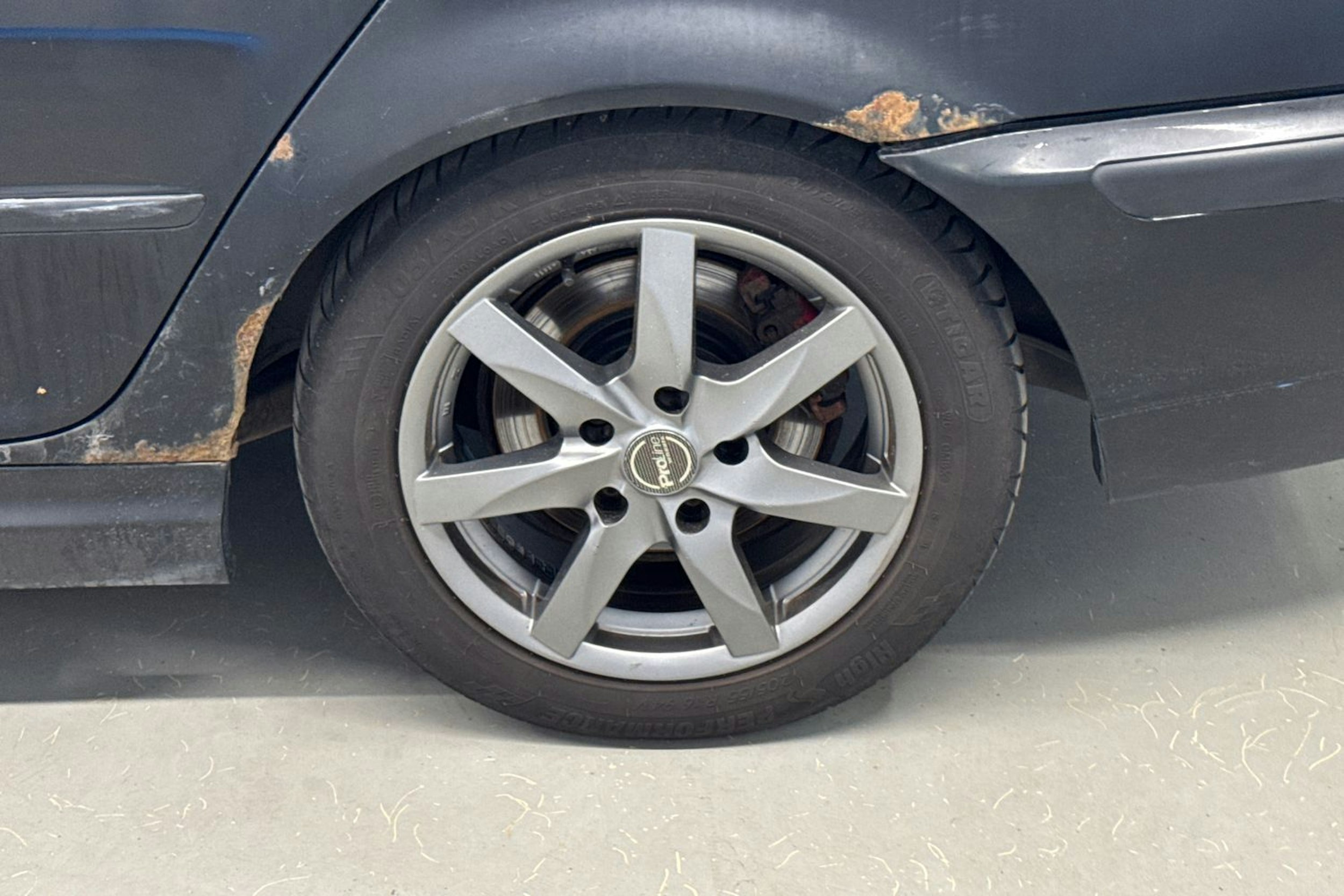 musta BMW 320 2004 kuva 13.