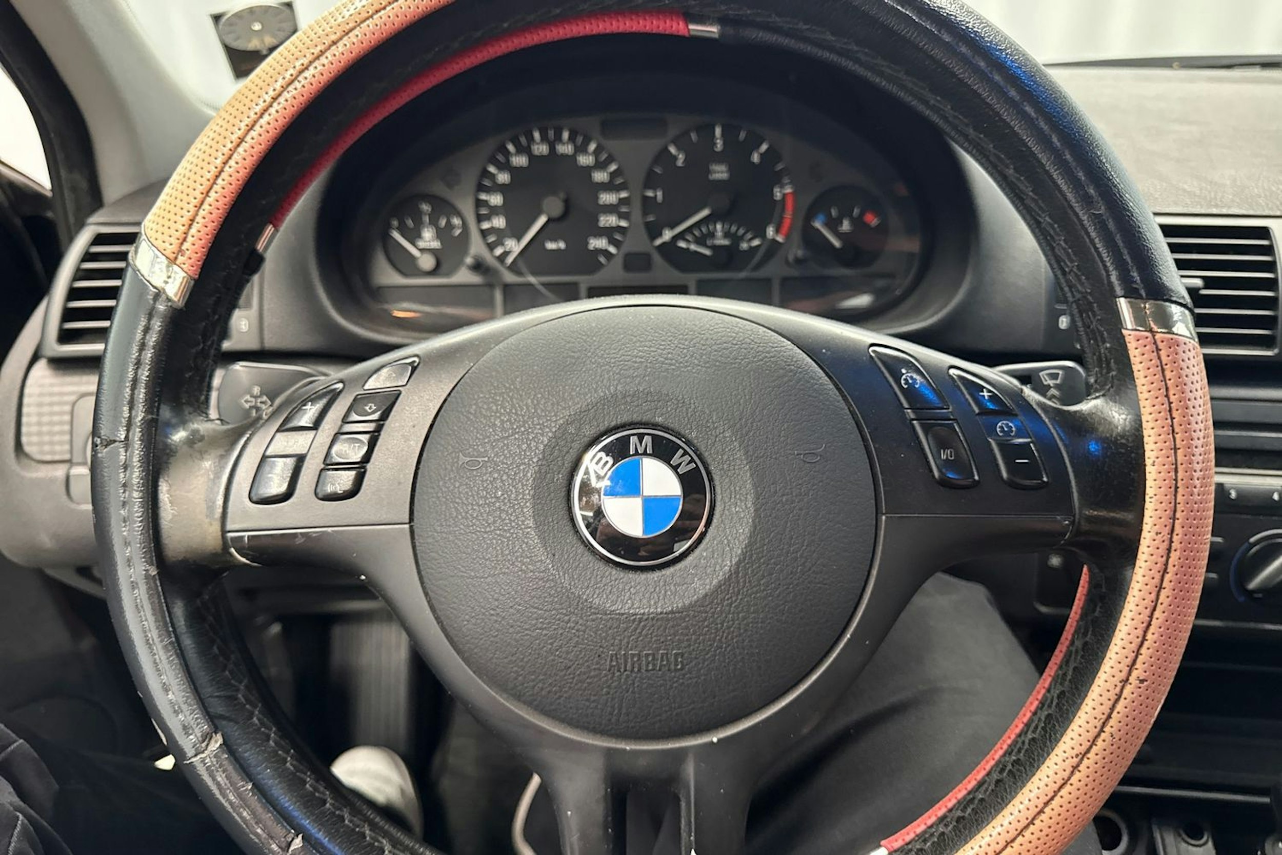 musta BMW 320 2004 kuva 14.