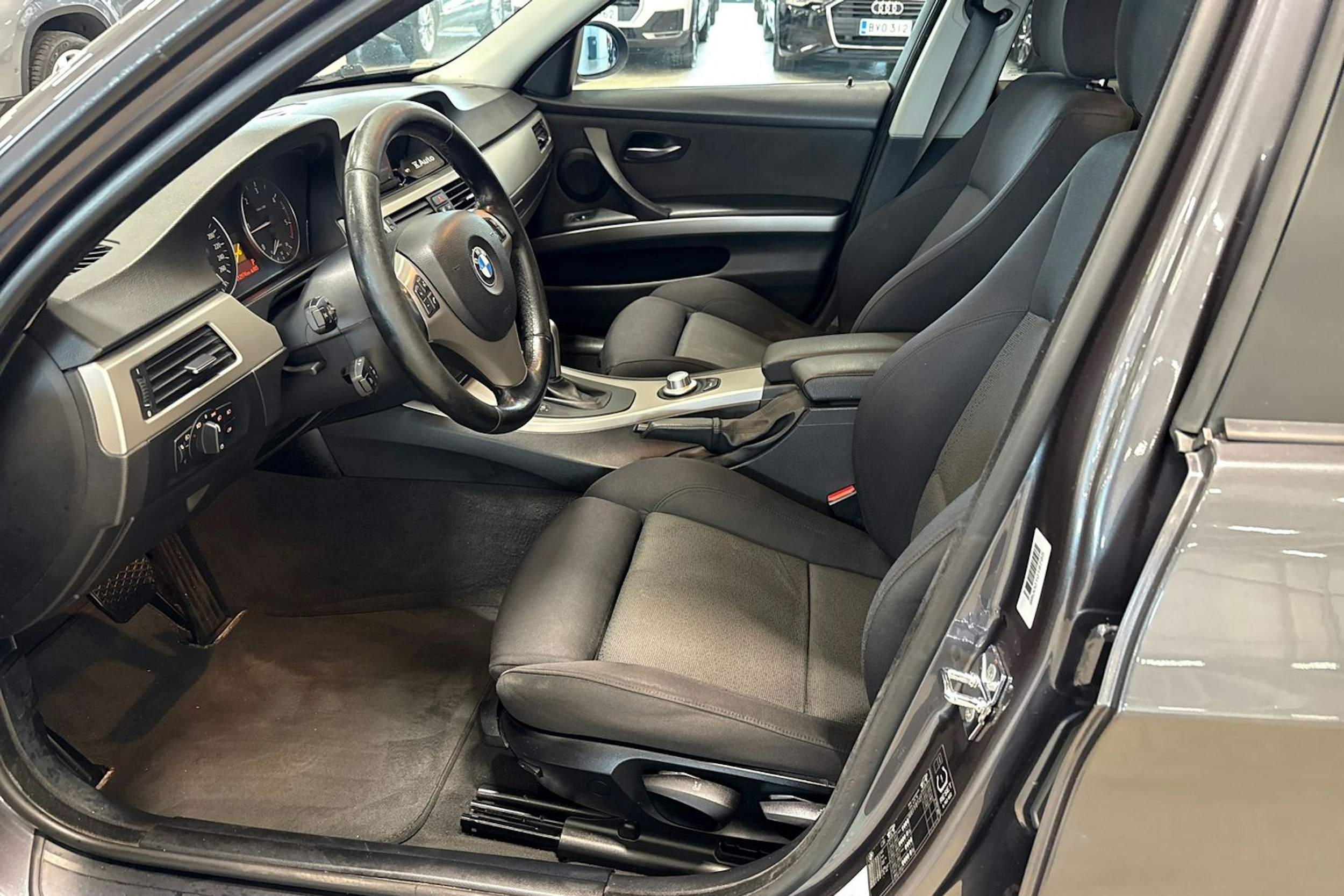 harmaa BMW 320 2006 kuva 15.