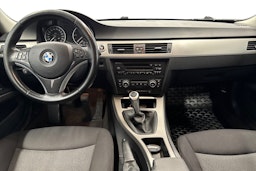 punainen BMW 320 2007 kuva 9.
