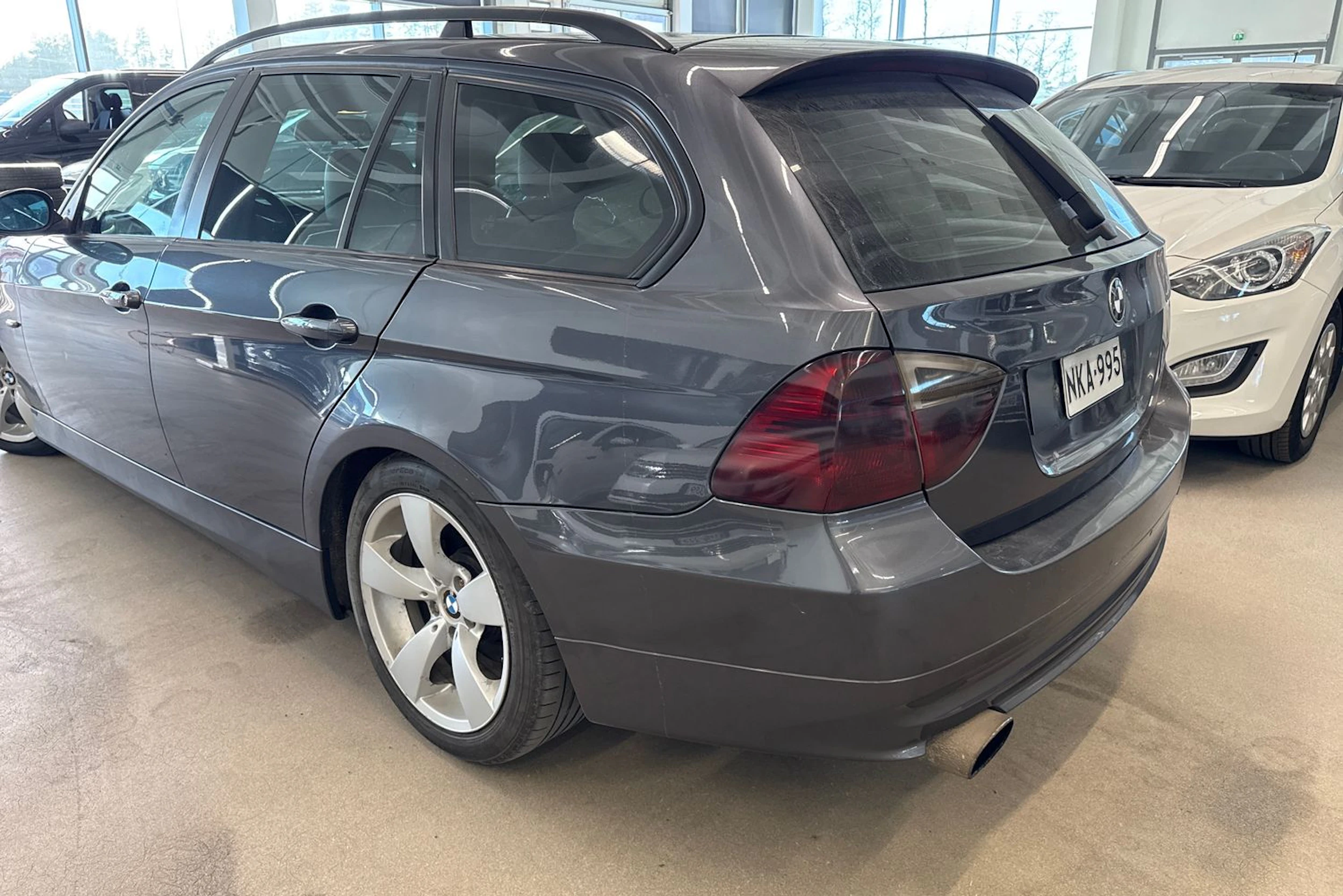 Harmaa BMW 320 2007 kuva 27.
