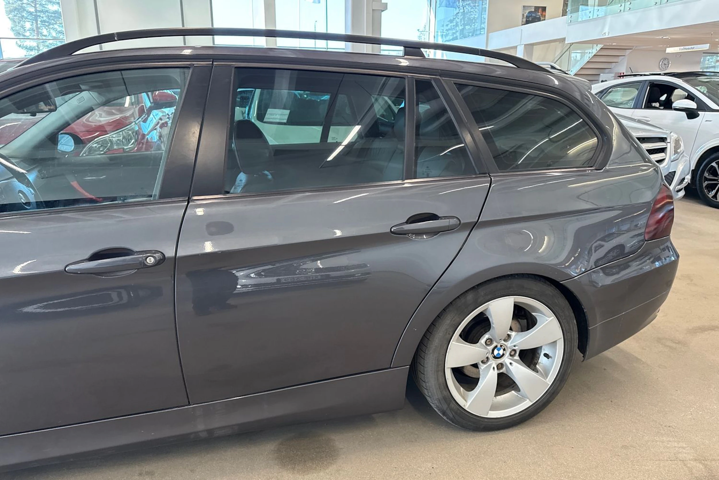 Harmaa BMW 320 2007 kuva 28.
