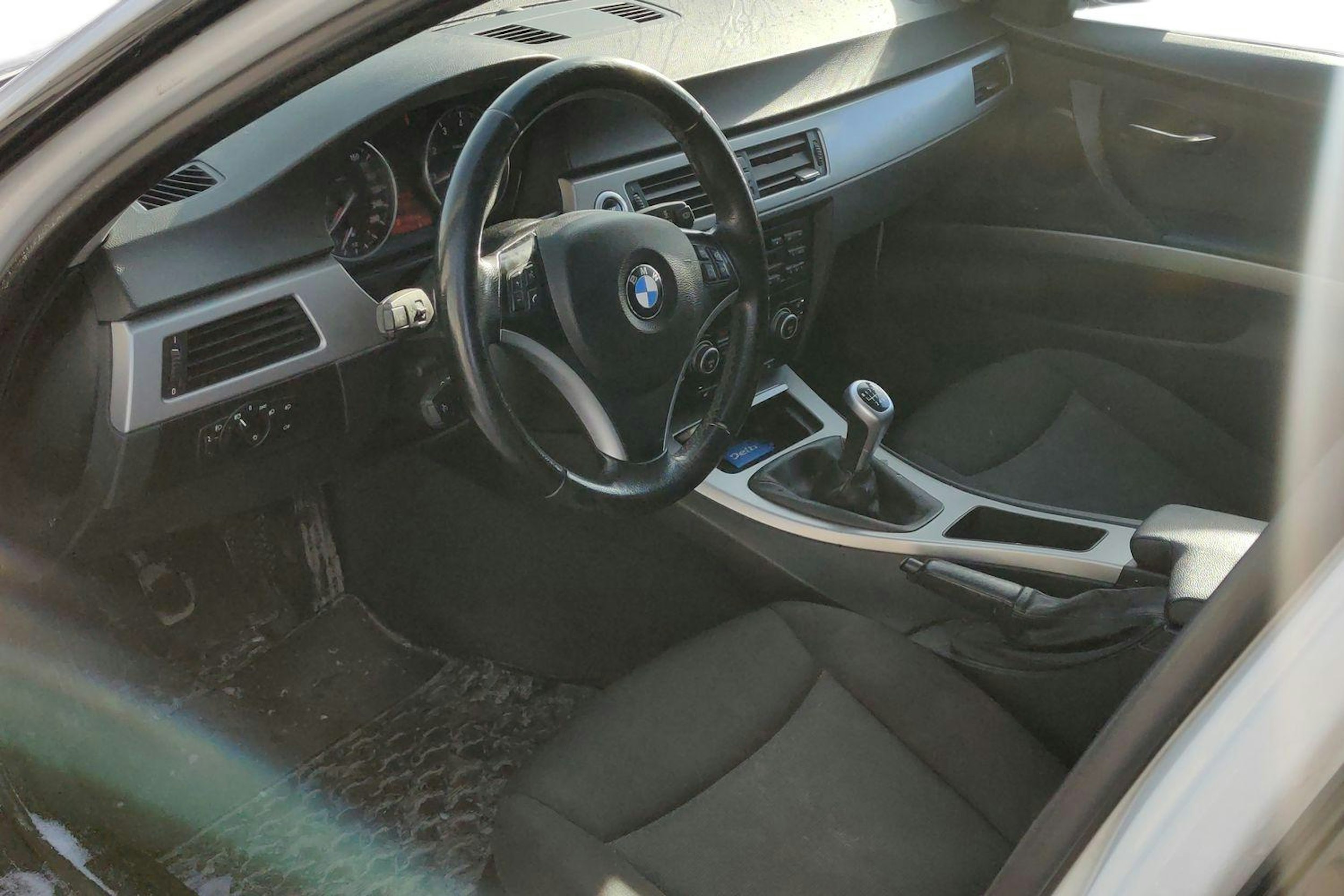 valkoinen BMW 320 2008 kuva 3.