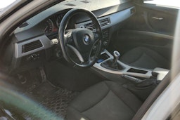 valkoinen BMW 320 2008 kuva 3.