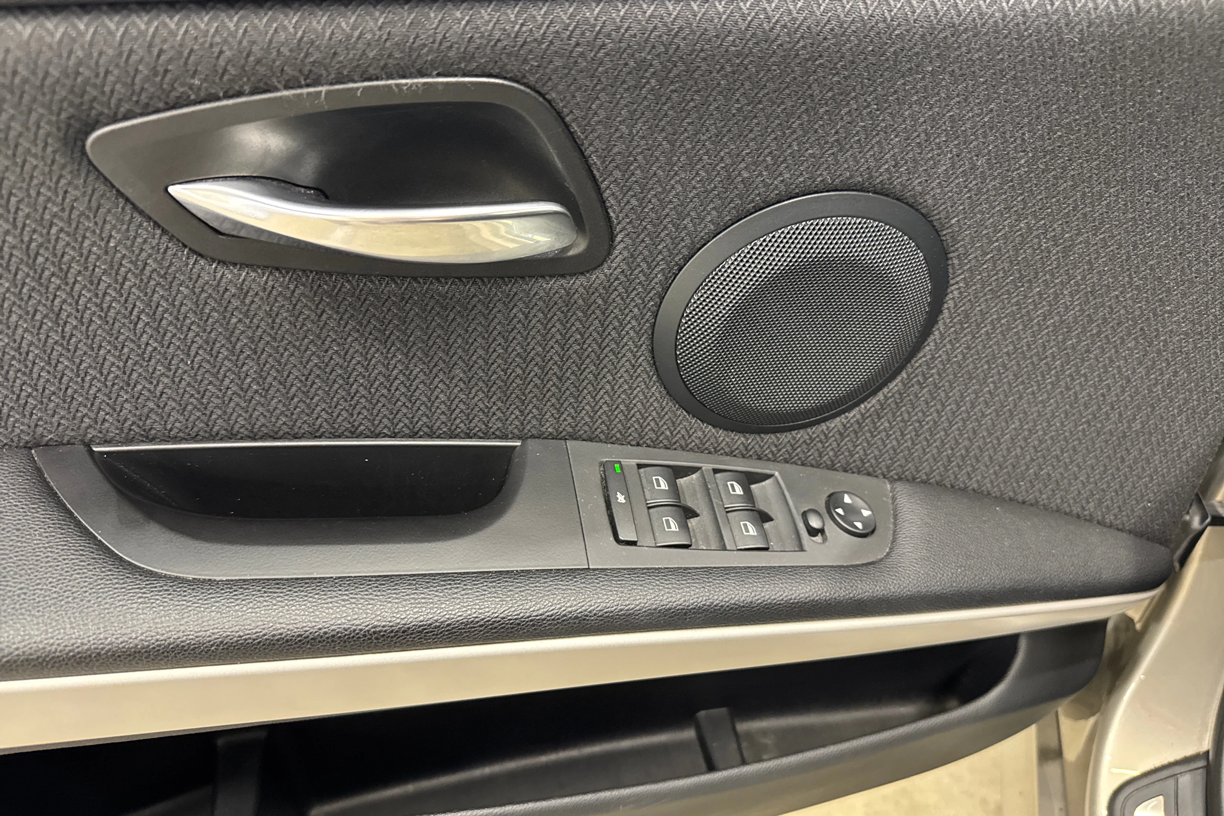 ruskea (beige) BMW 320 2009 kuva 13.