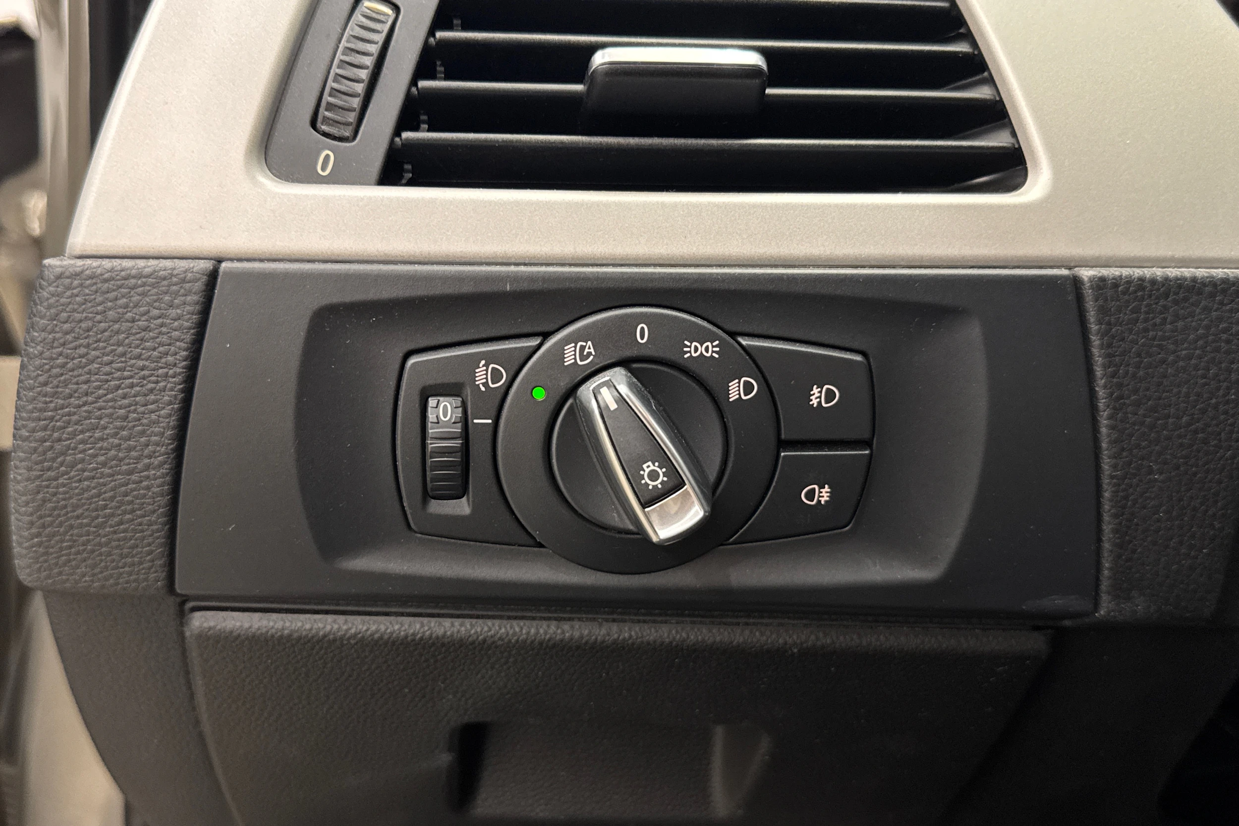 ruskea (beige) BMW 320 2009 kuva 17.