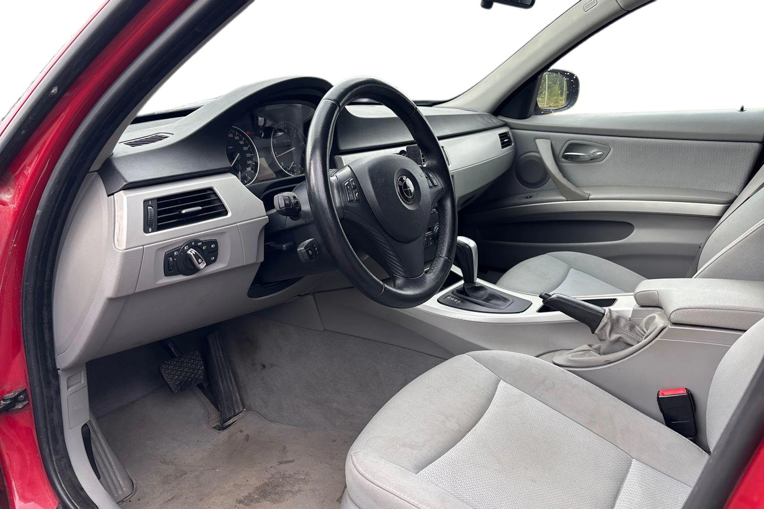 Punainen BMW 320 2009 kuva 6.
