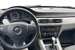 Punainen BMW 320 2009 kuva 7.