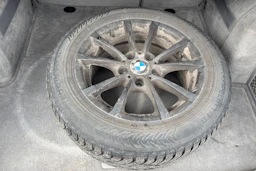 Punainen BMW 320 2009 kuva 10.