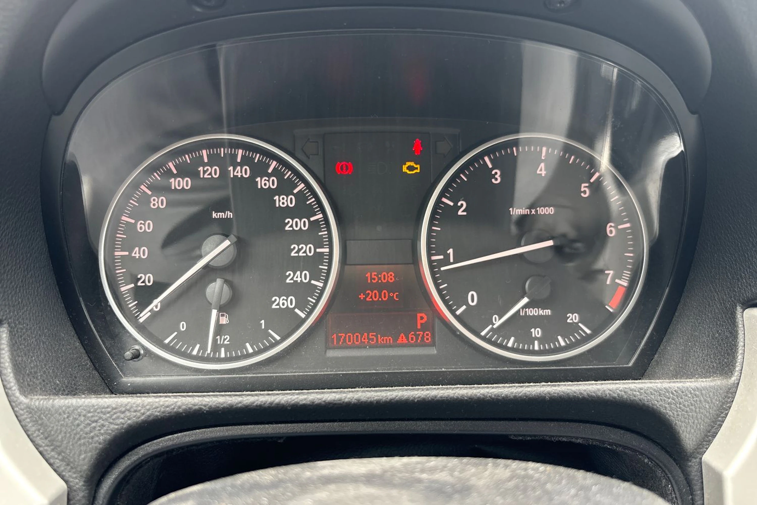 Punainen BMW 320 2009 kuva 12.