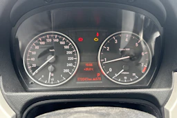 Punainen BMW 320 2009 kuva 12.