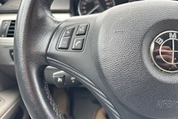 Punainen BMW 320 2009 kuva 13.