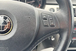Punainen BMW 320 2009 kuva 14.