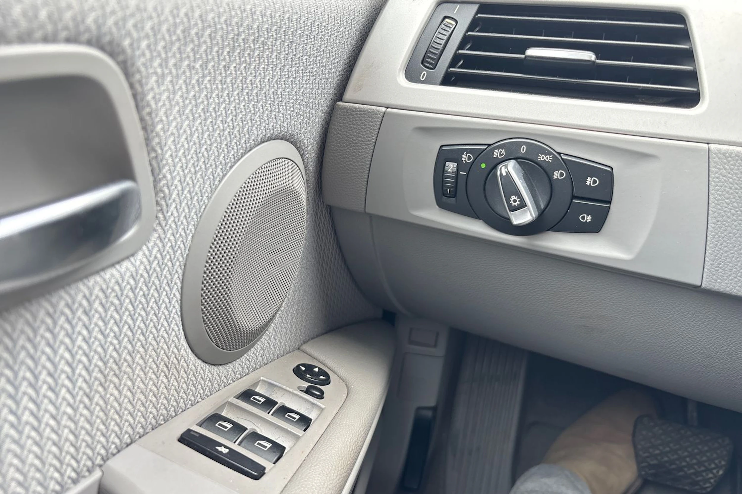 Punainen BMW 320 2009 kuva 15.
