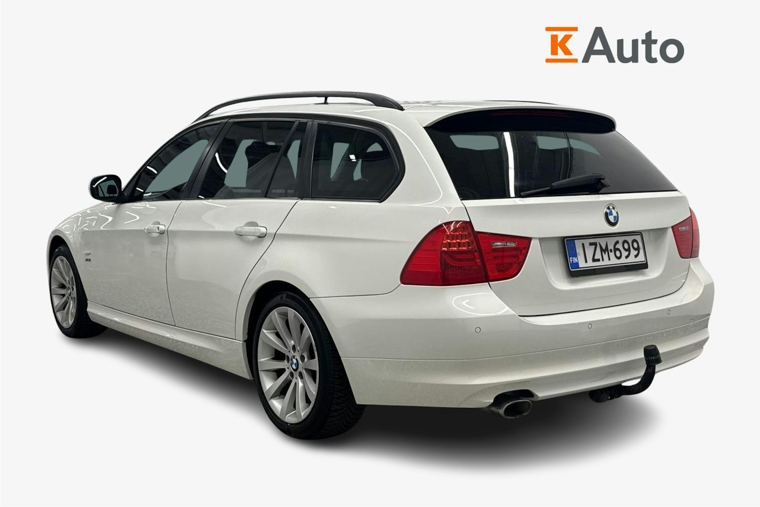 valkoinen BMW 320 2009 kuva 2.