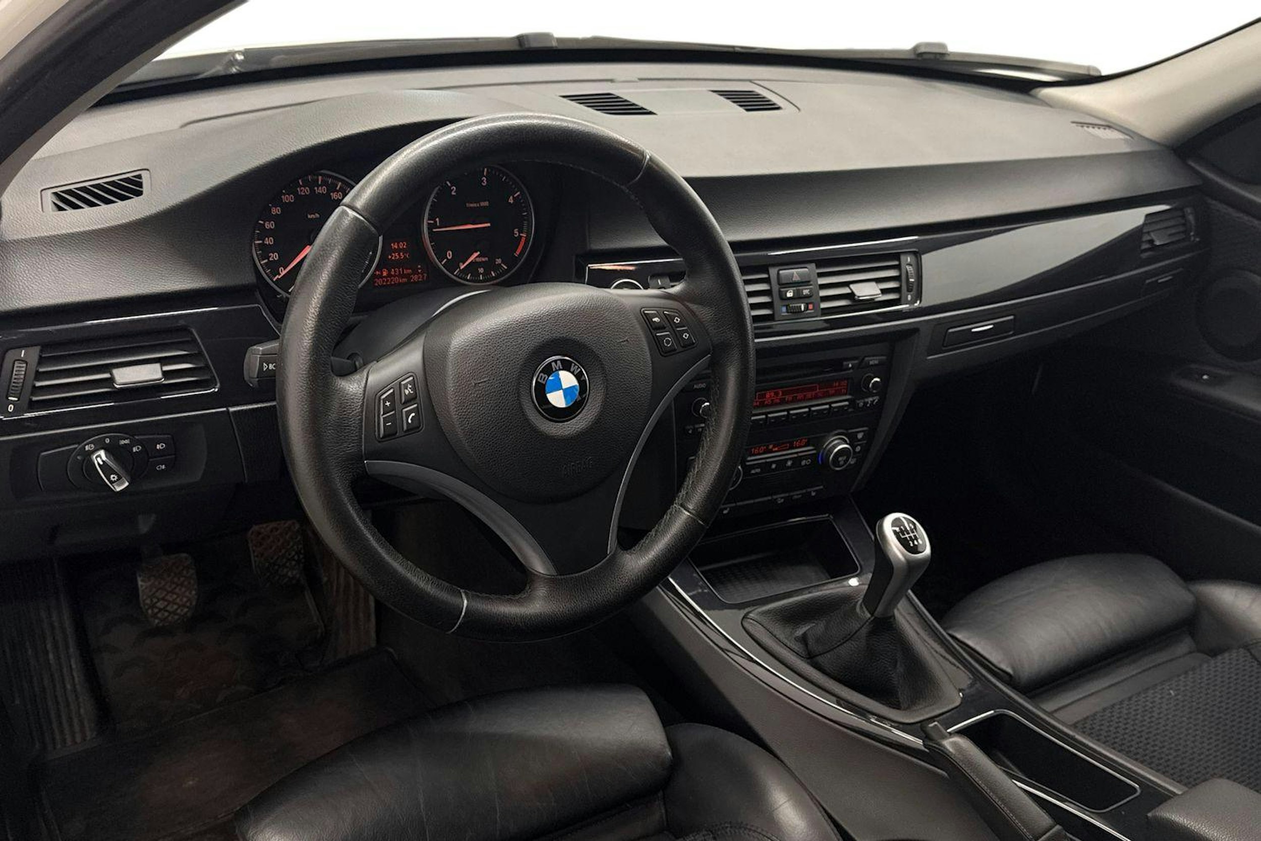 valkoinen BMW 320 2009 kuva 6.