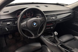 valkoinen BMW 320 2009 kuva 6.