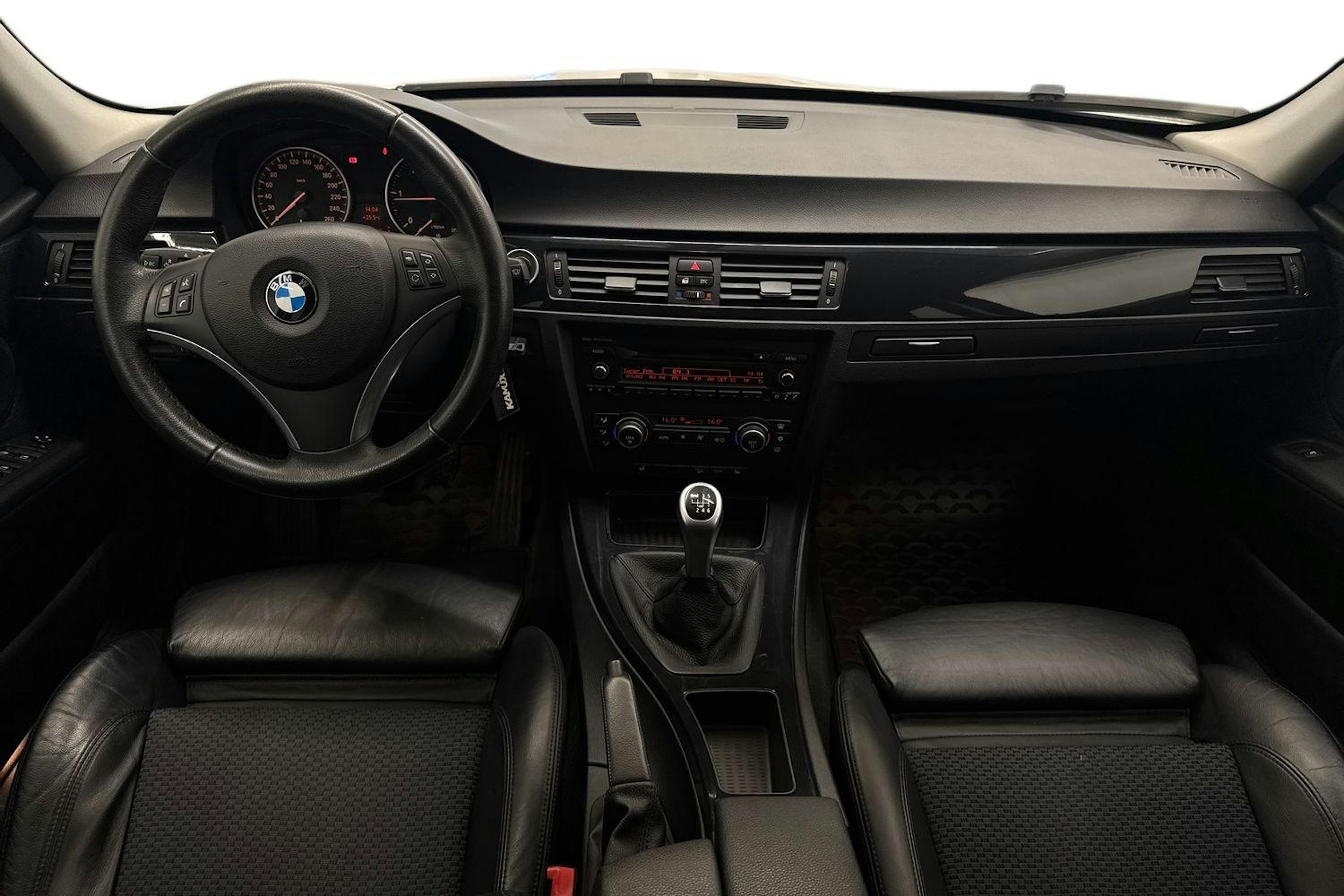 valkoinen BMW 320 2009 kuva 7.