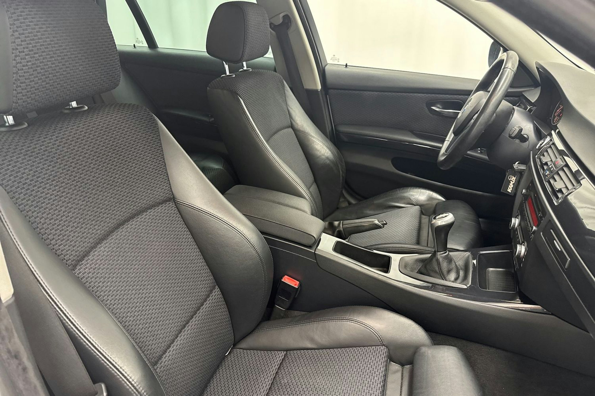 valkoinen BMW 320 2009 kuva 10.