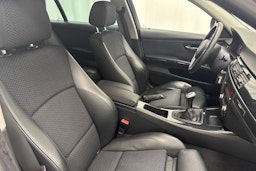 valkoinen BMW 320 2009 kuva 10.
