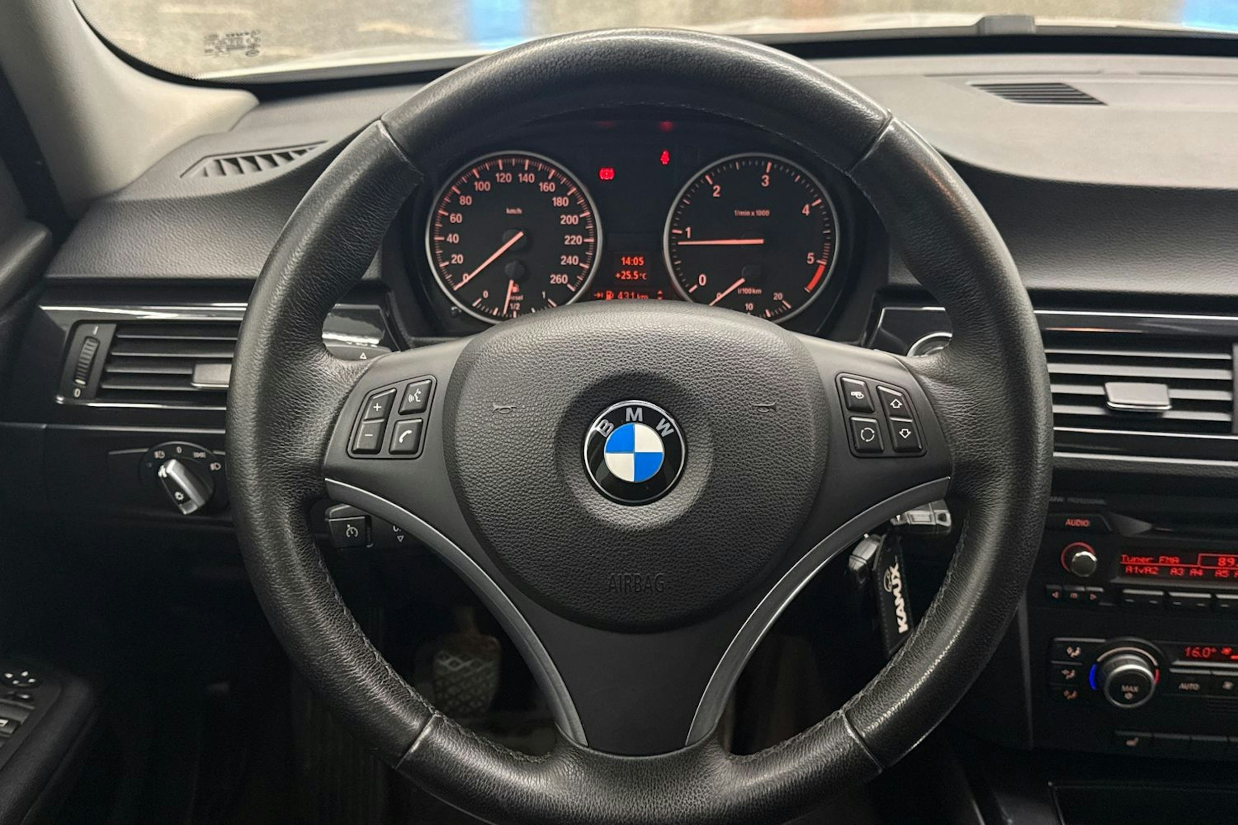 valkoinen BMW 320 2009 kuva 11.
